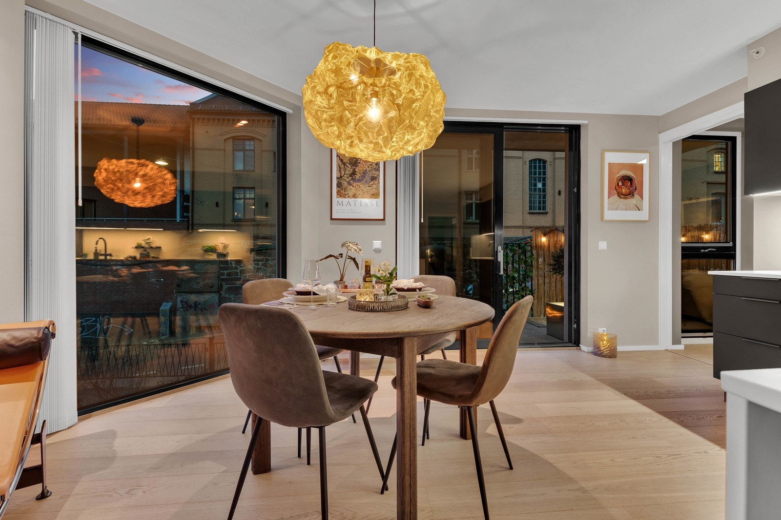 Spisebordet finner sin naturlige plass i tilknytning til kjøkkenet. Galleribilde