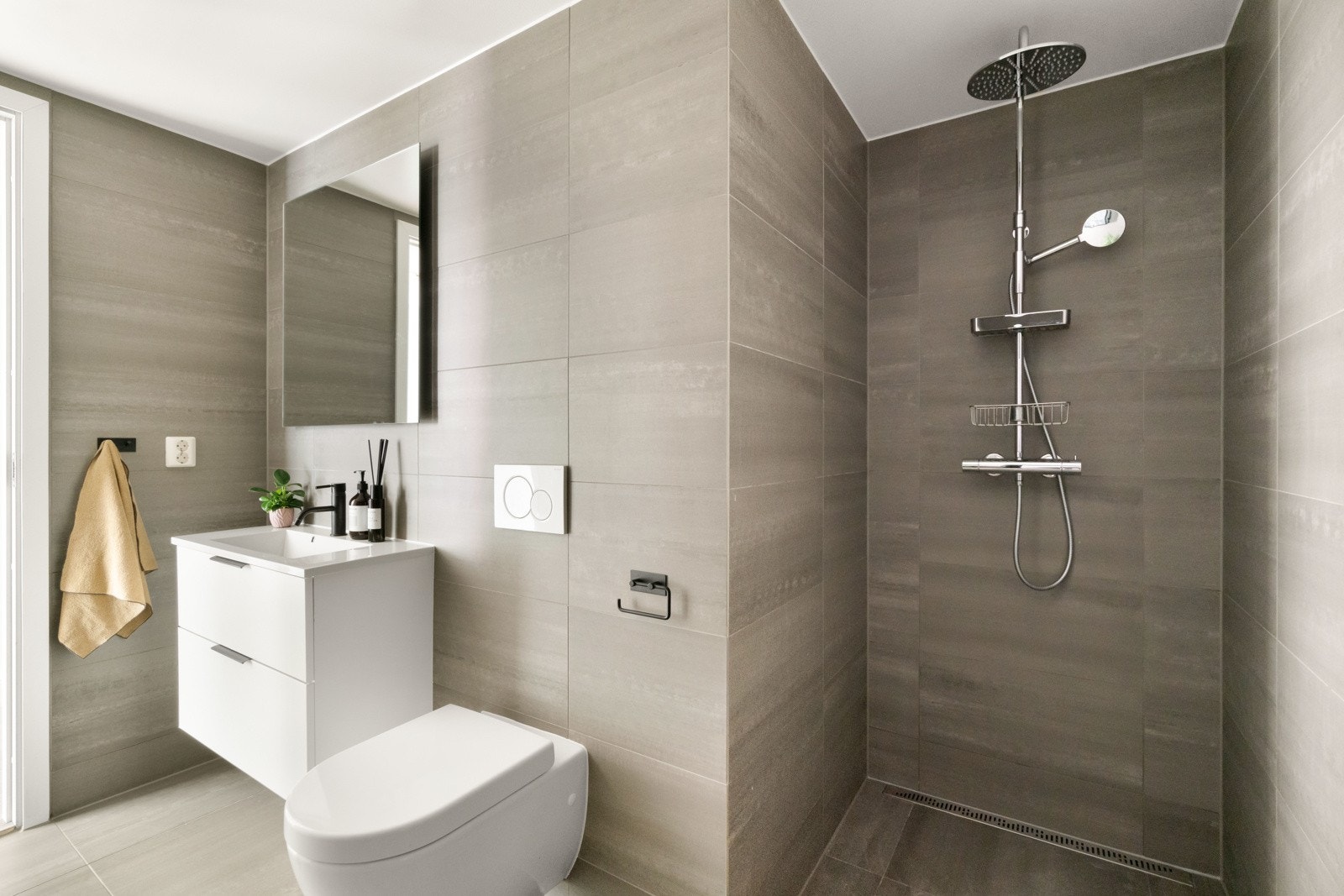 Innredningen består av dusjnisje, servant i helstøpt plate, veggfestet klosett med innebygget sisterne og oppleggfor vaskemaskin. Galleribilde