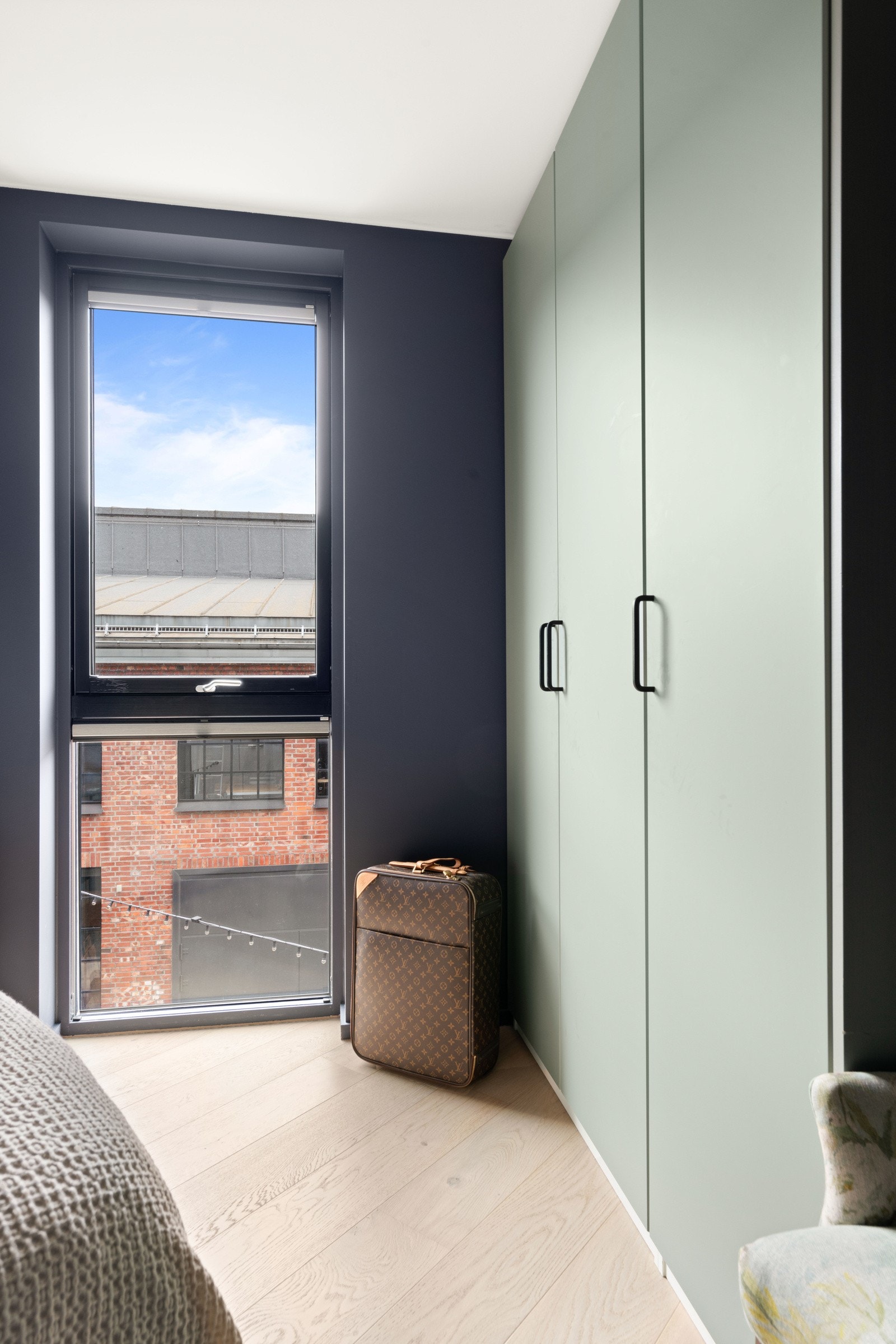 Gode vindusflater slipper også inn rikelig med lys på soverommet. Galleribilde