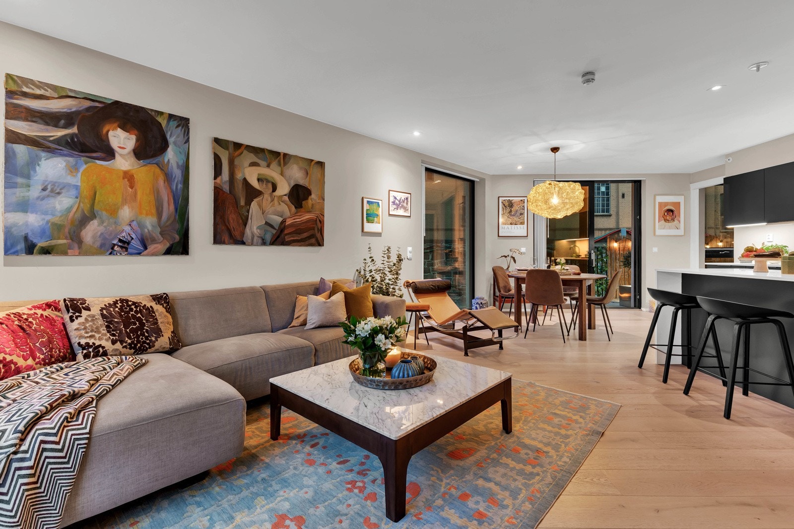 Inviter venner og familie til større middager og sammenkomster. Galleribilde