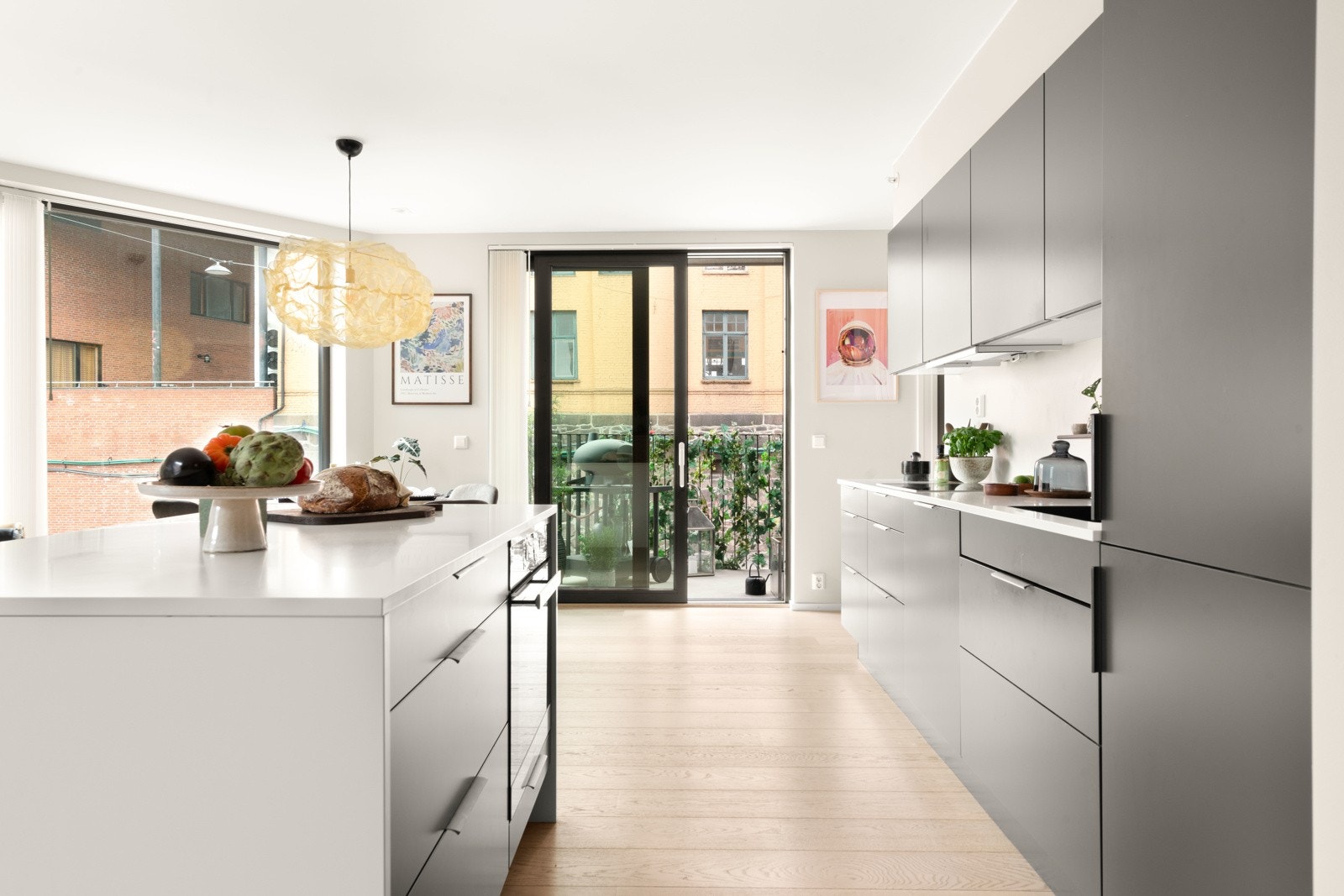 Fra stuen og kjøkken er det utgang til en solrik balkong på ca. 9 kvm. Galleribilde