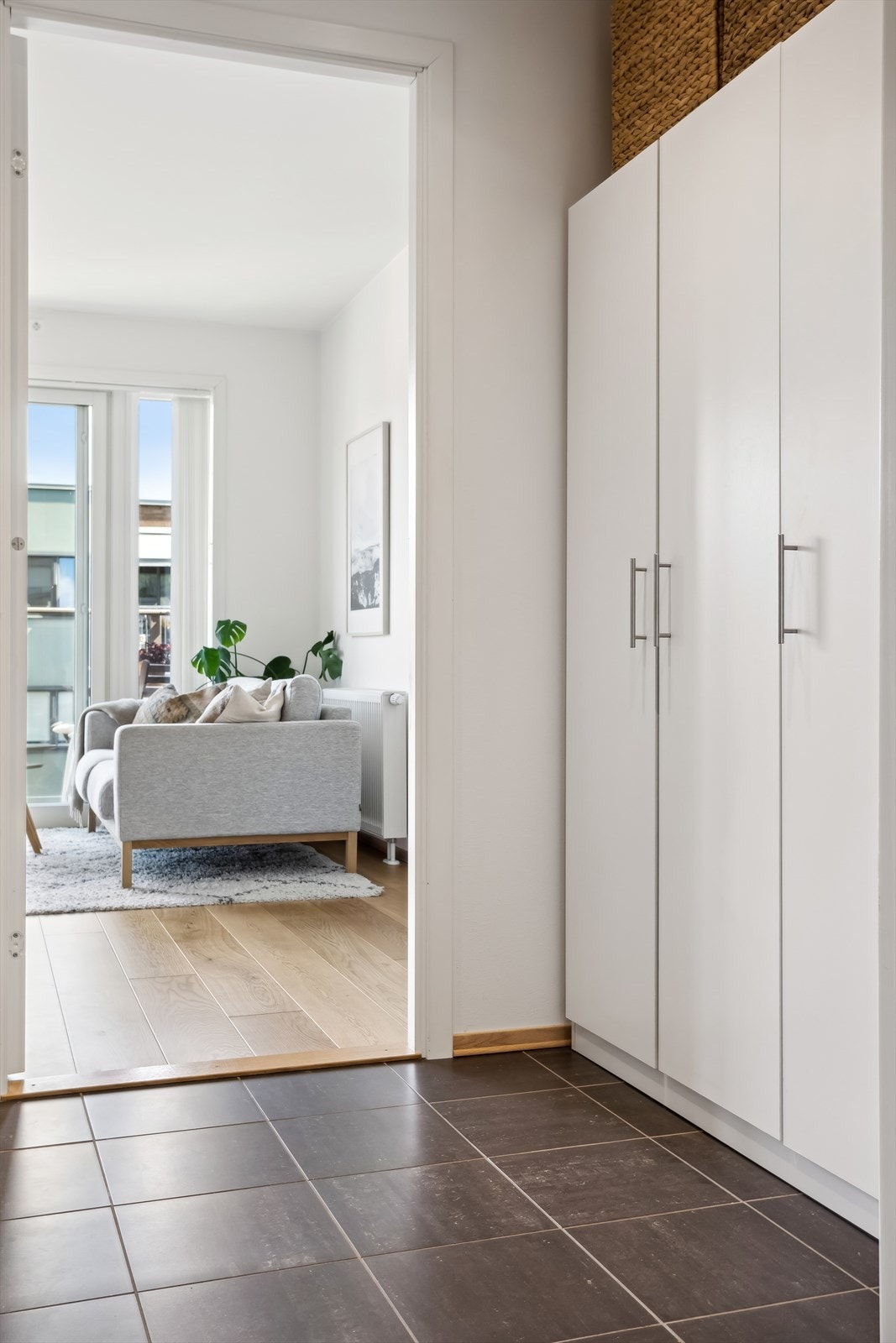 Når du kommer inn, blir du møtt av en lys og romslig entré med plass til yttertøy og annet utstyr i garderobeskap. Galleribilde
