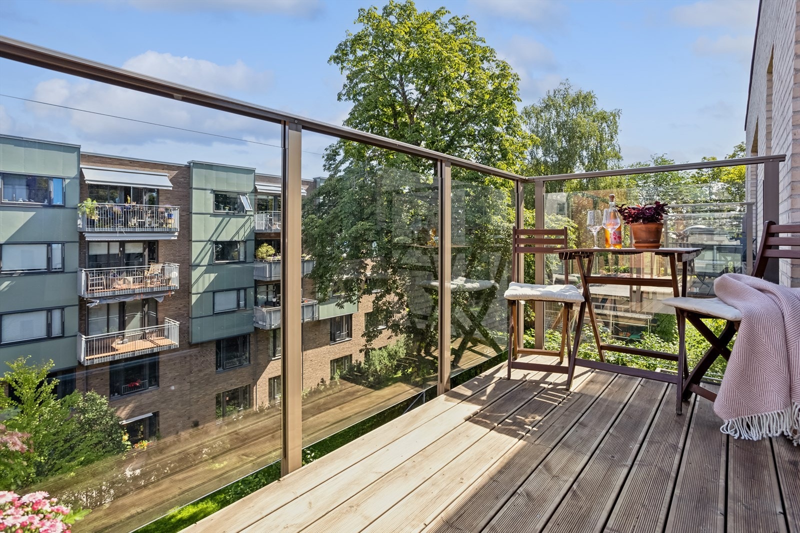 Fra stuen er det utgang til en herlig balkong hvor du kan nyte formiddagssol. Galleribilde