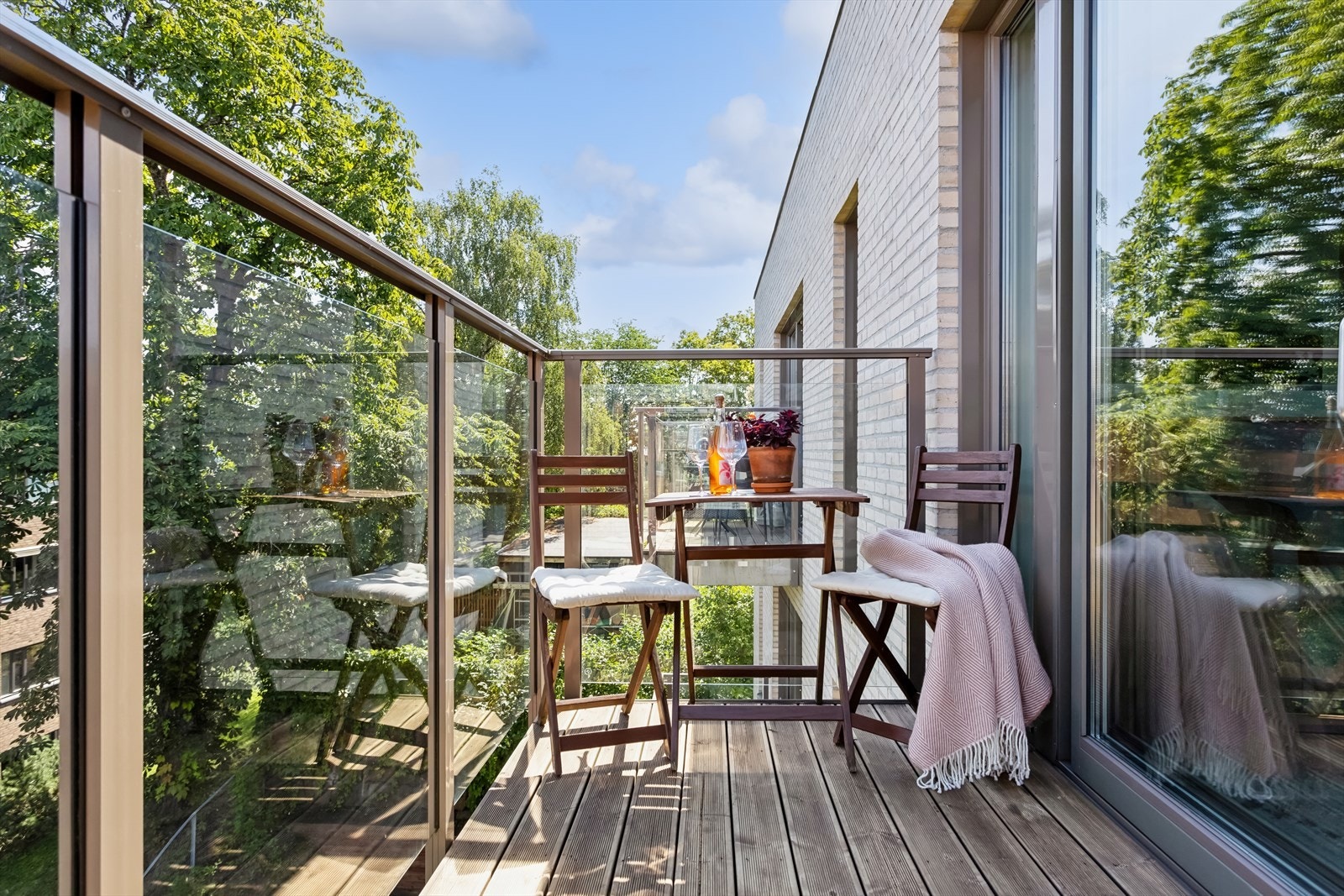 Hyggelig balkong med plass til kafésett. Galleribilde