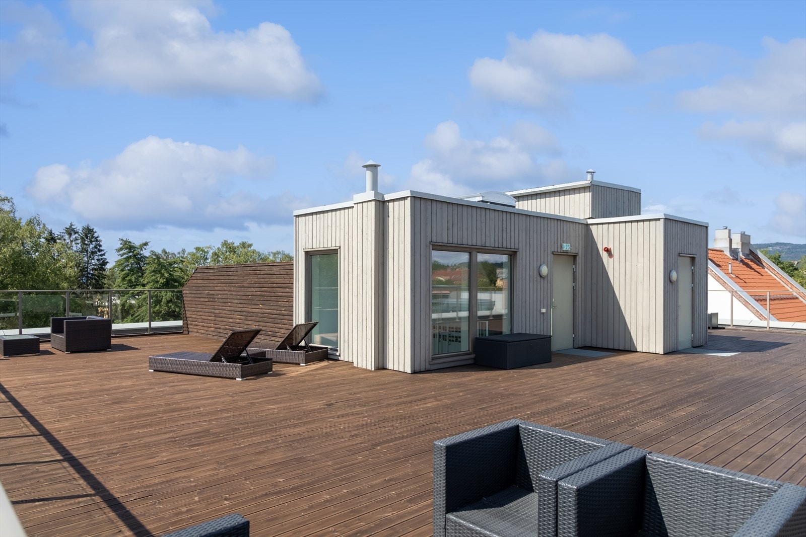 Leiligheten har også tilgang til en herlig felles takterrasse hvor du kan nyte sol hele dagen. Galleribilde
