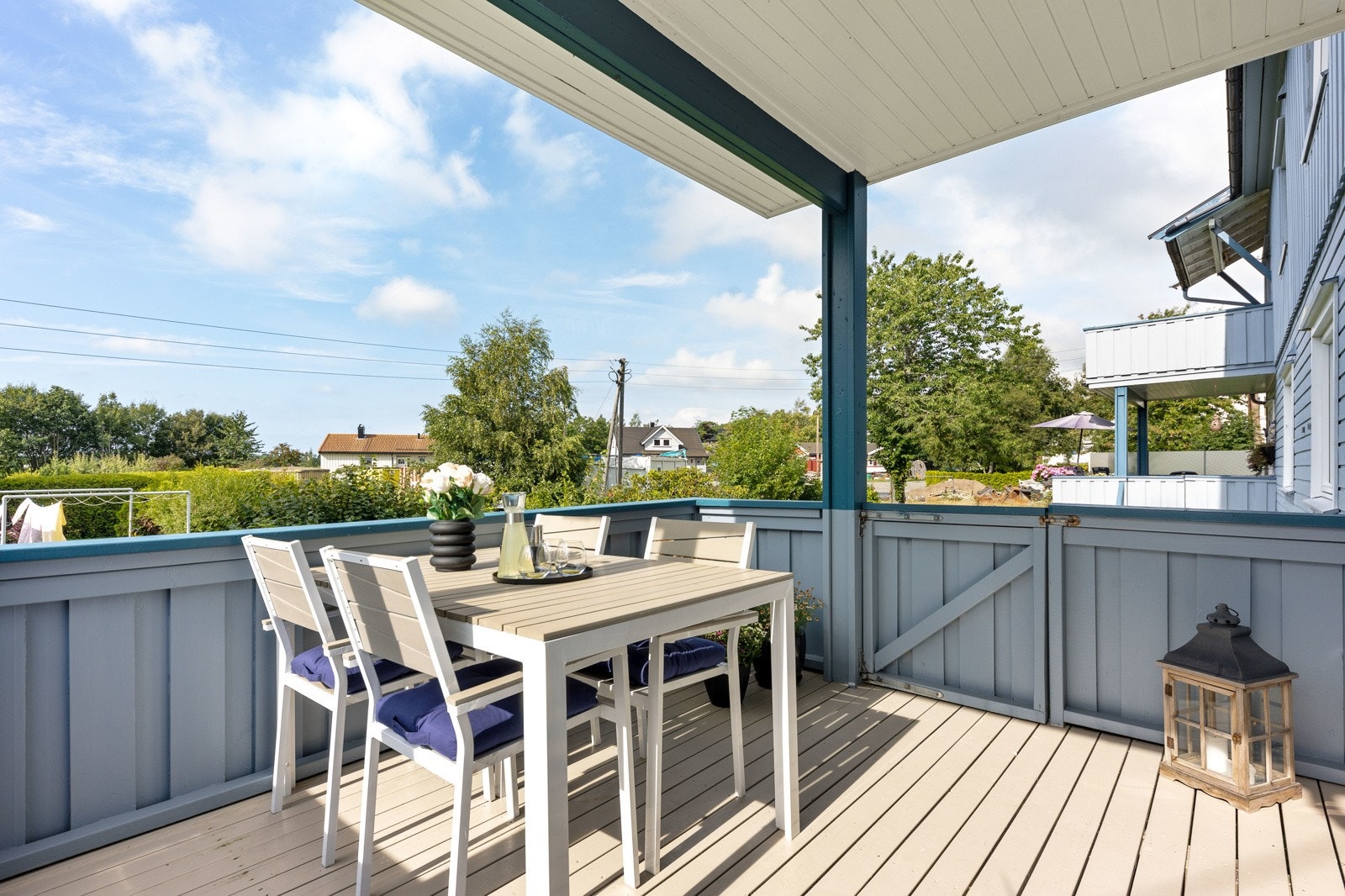 Verandaen er på ca. 10 kvm og har port ut til felles hageareal. Galleribilde
