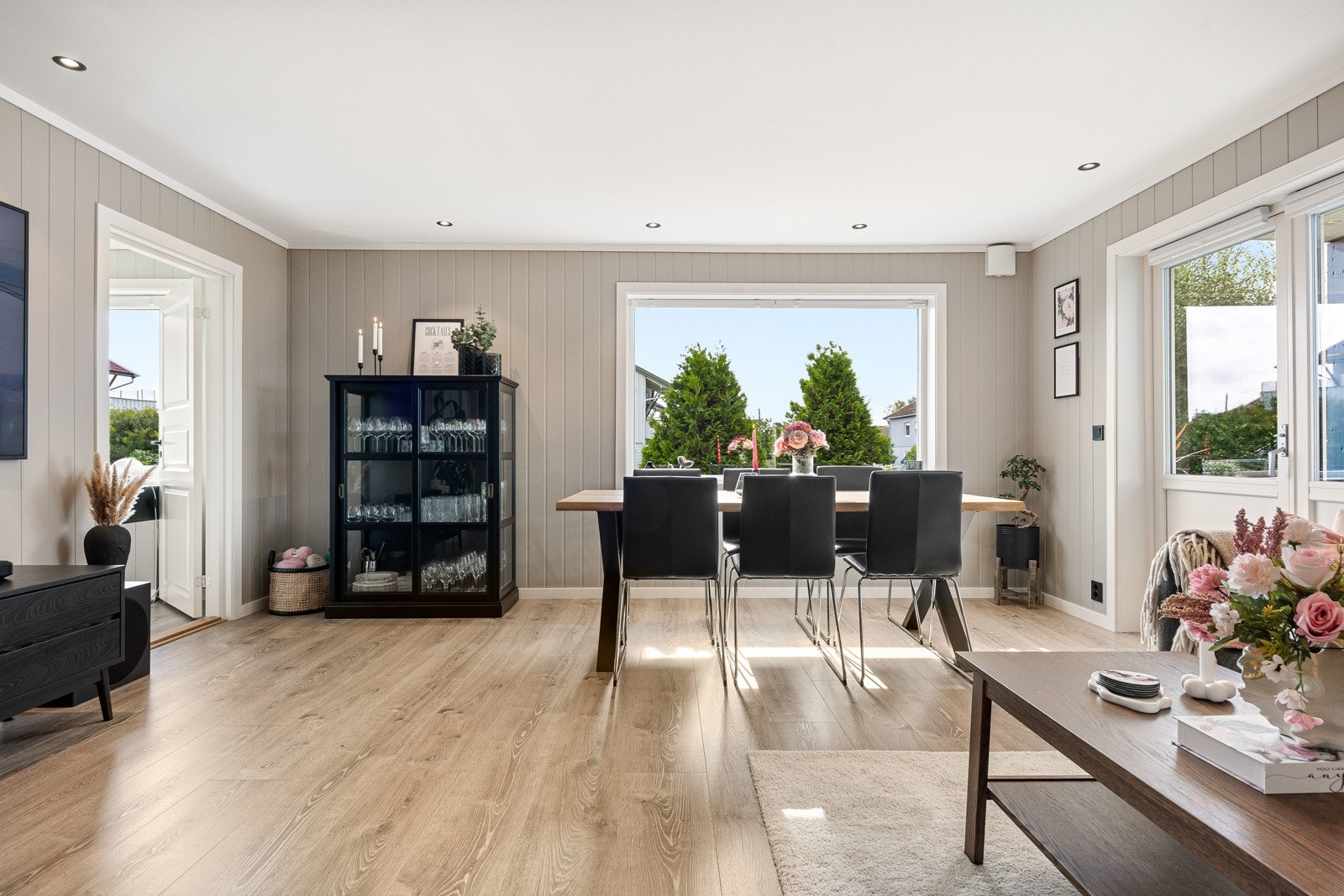 Dagslyset suppleres med downlights i himlingen. Galleribilde