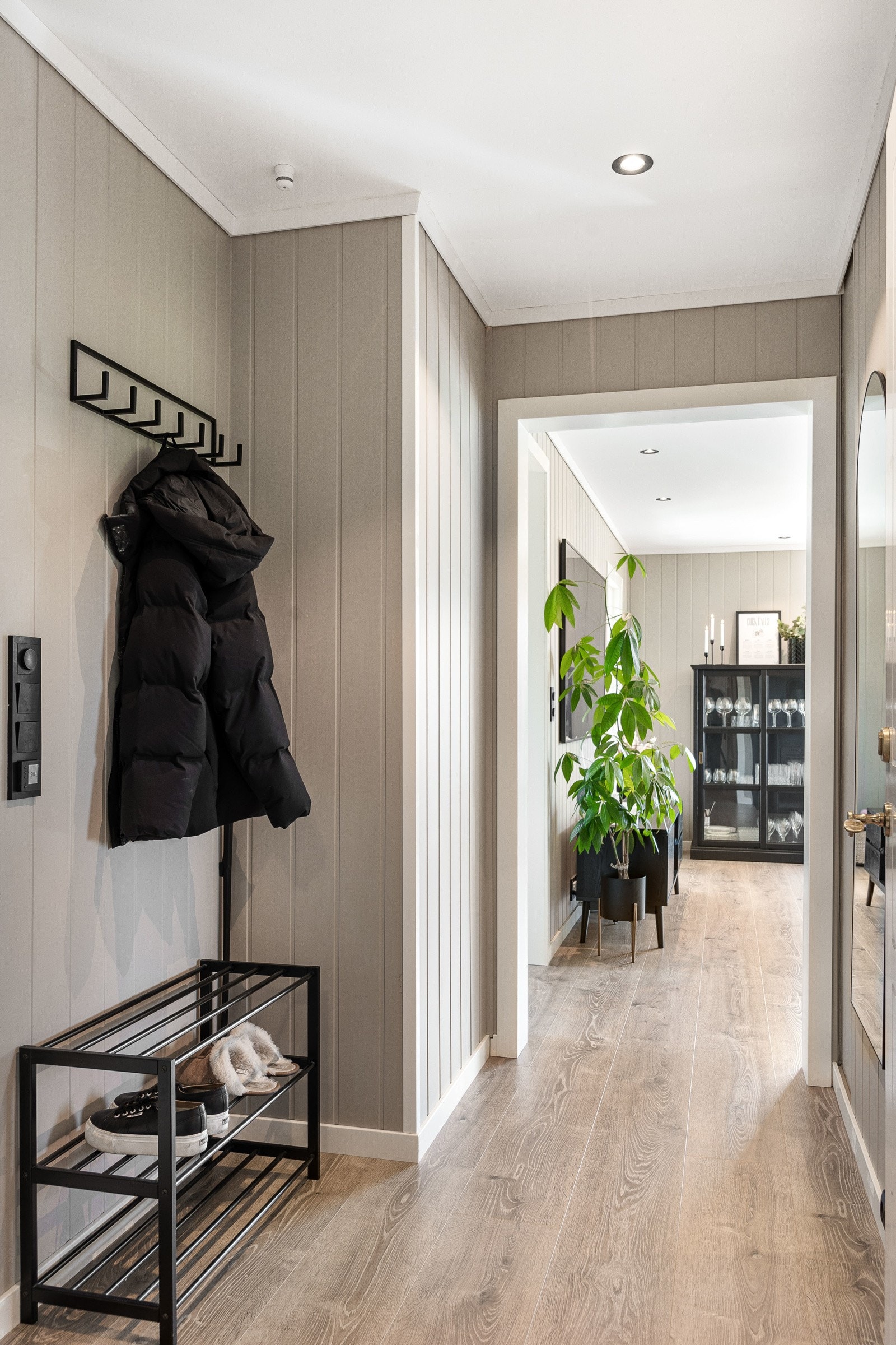 Velkommen inn! Hele leiligheten ble innvendig oppusset i 2022 og har et gjennomgående farge - og materialvalg. Galleribilde