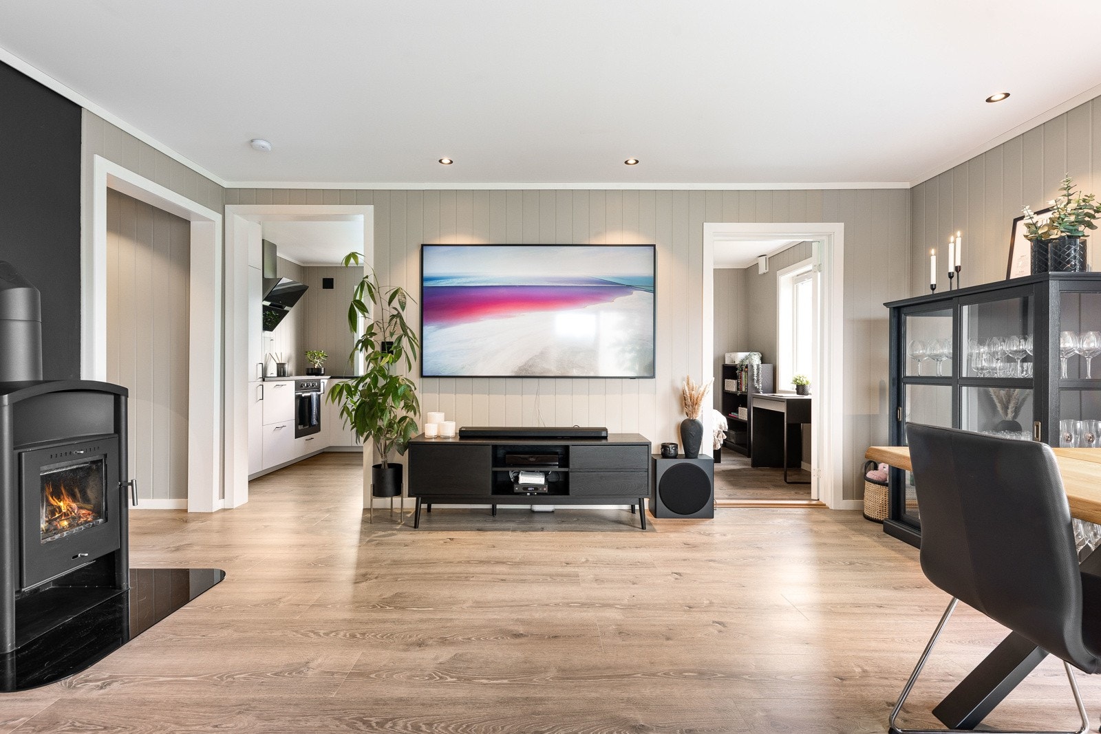 Fra stuen er det inngang til kjøkken og ett soverom, og på veggen imellom er det plass til tv-løsning. Galleribilde