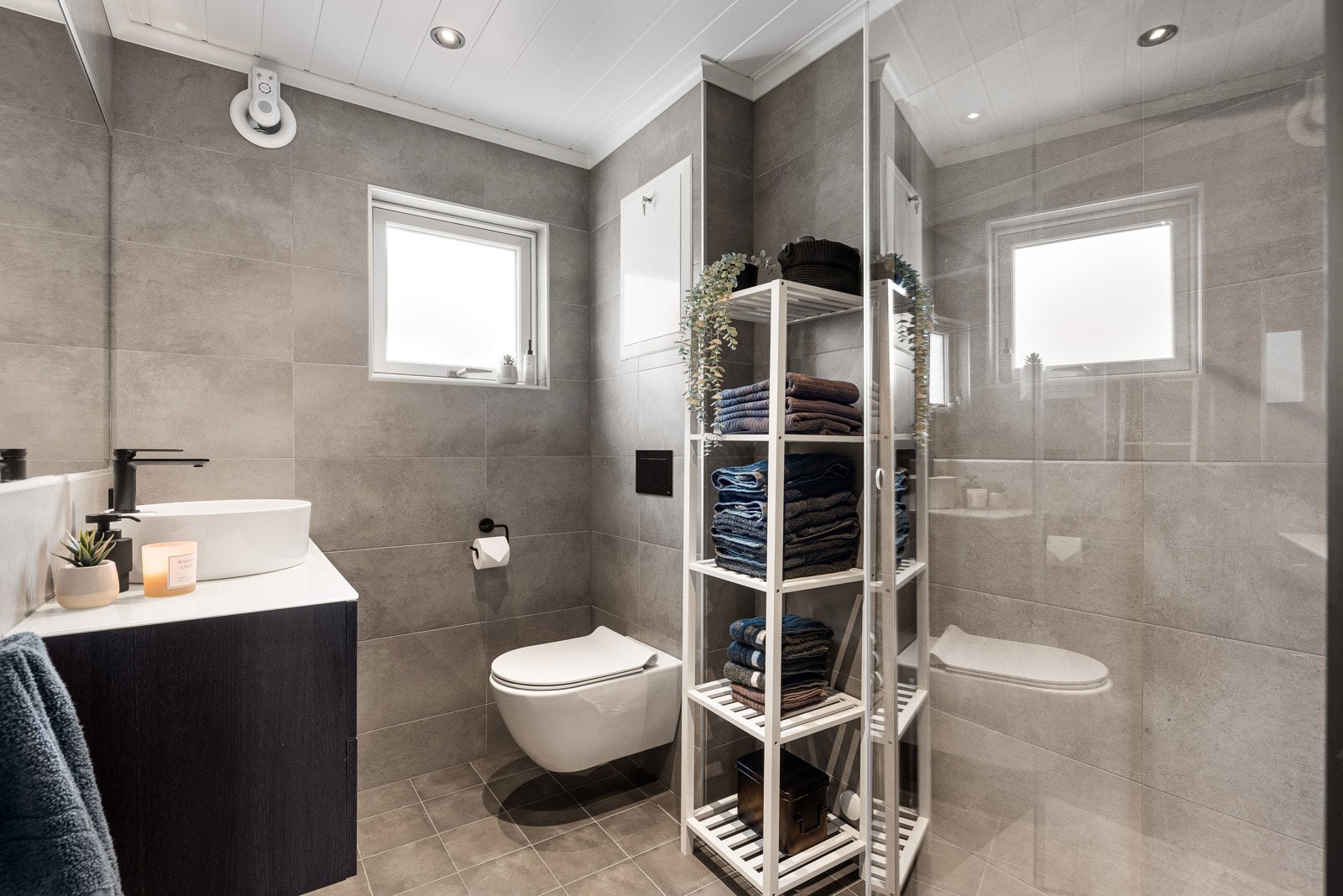 Det delikate badet i leiligheten ble pusset opp i 2021. Galleribilde