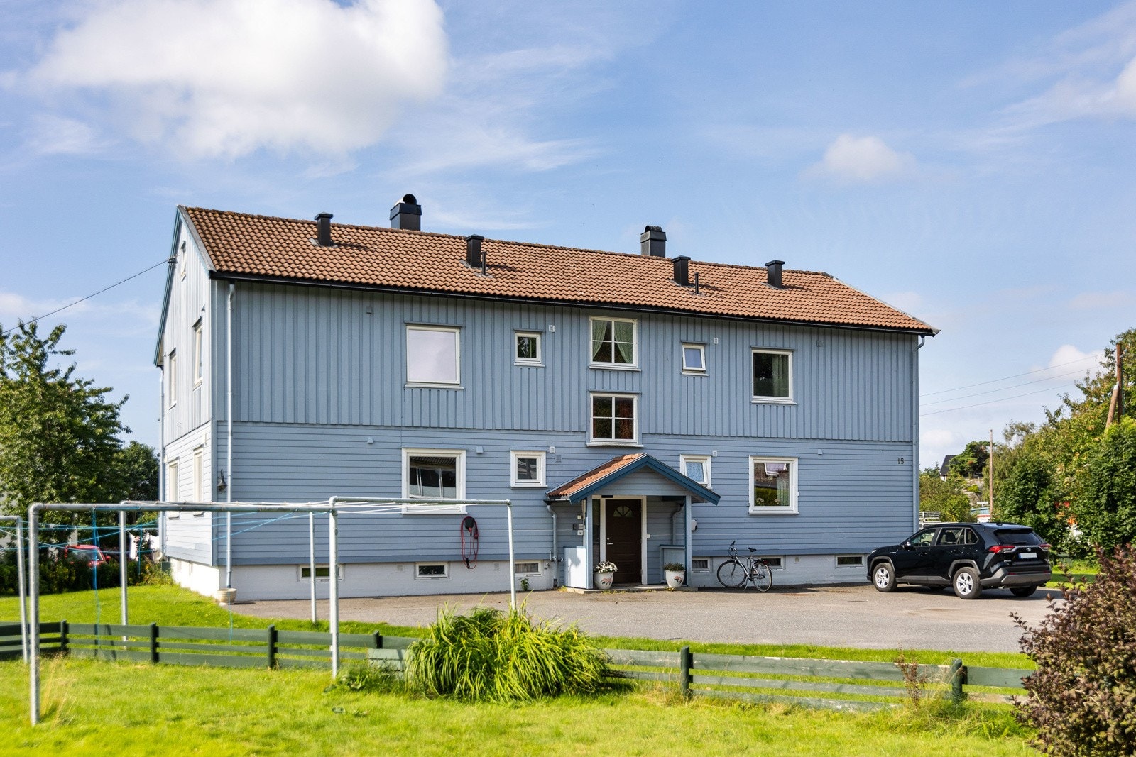 Leiligheten ligger i en flermannsbolig, og foran boligen kan bilen parkeres på felles gårdsplass. Galleribilde