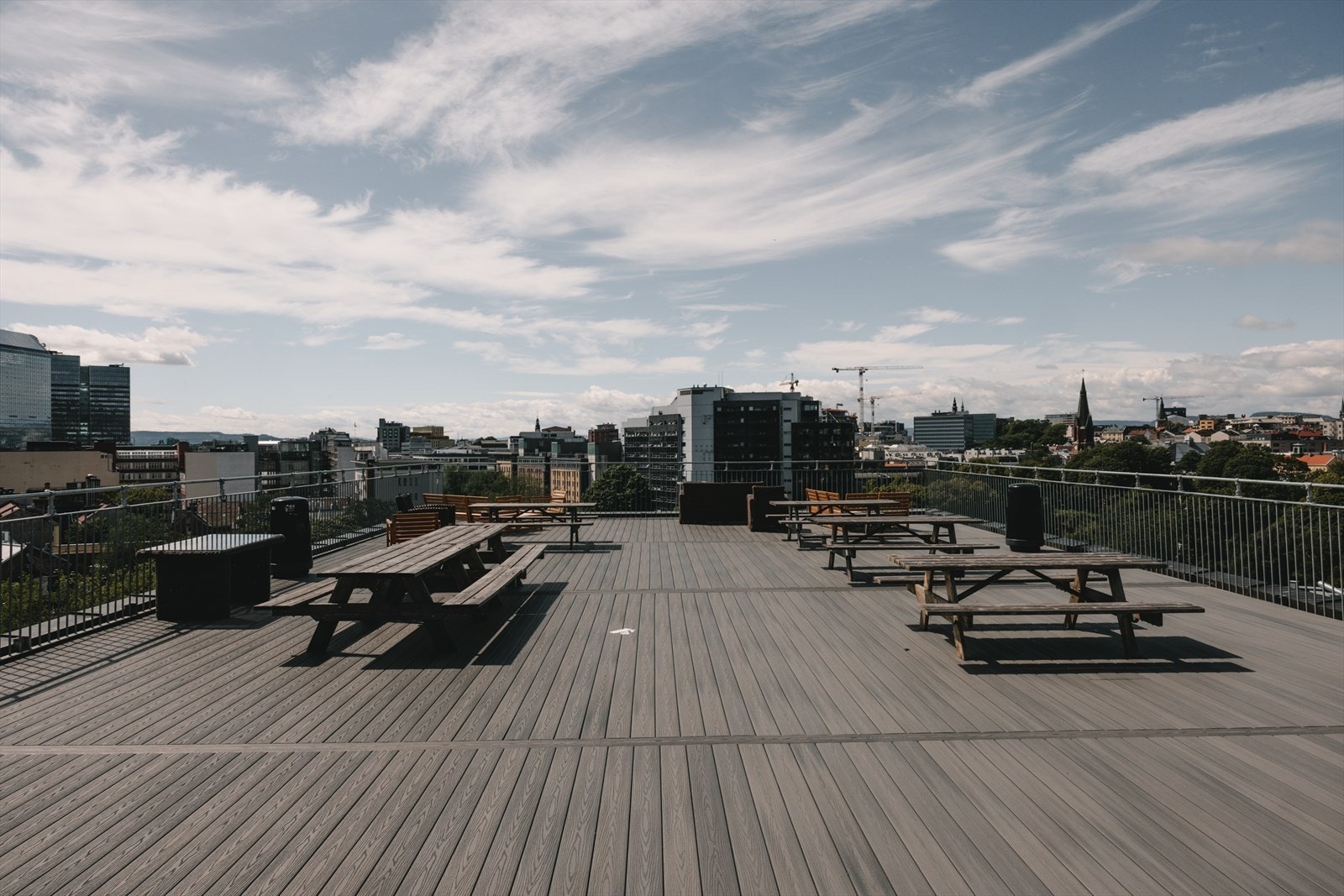 Felles takterrasse med gode solforhold, sittegrupper, solsenger og vidstrakt utsikt. Galleribilde