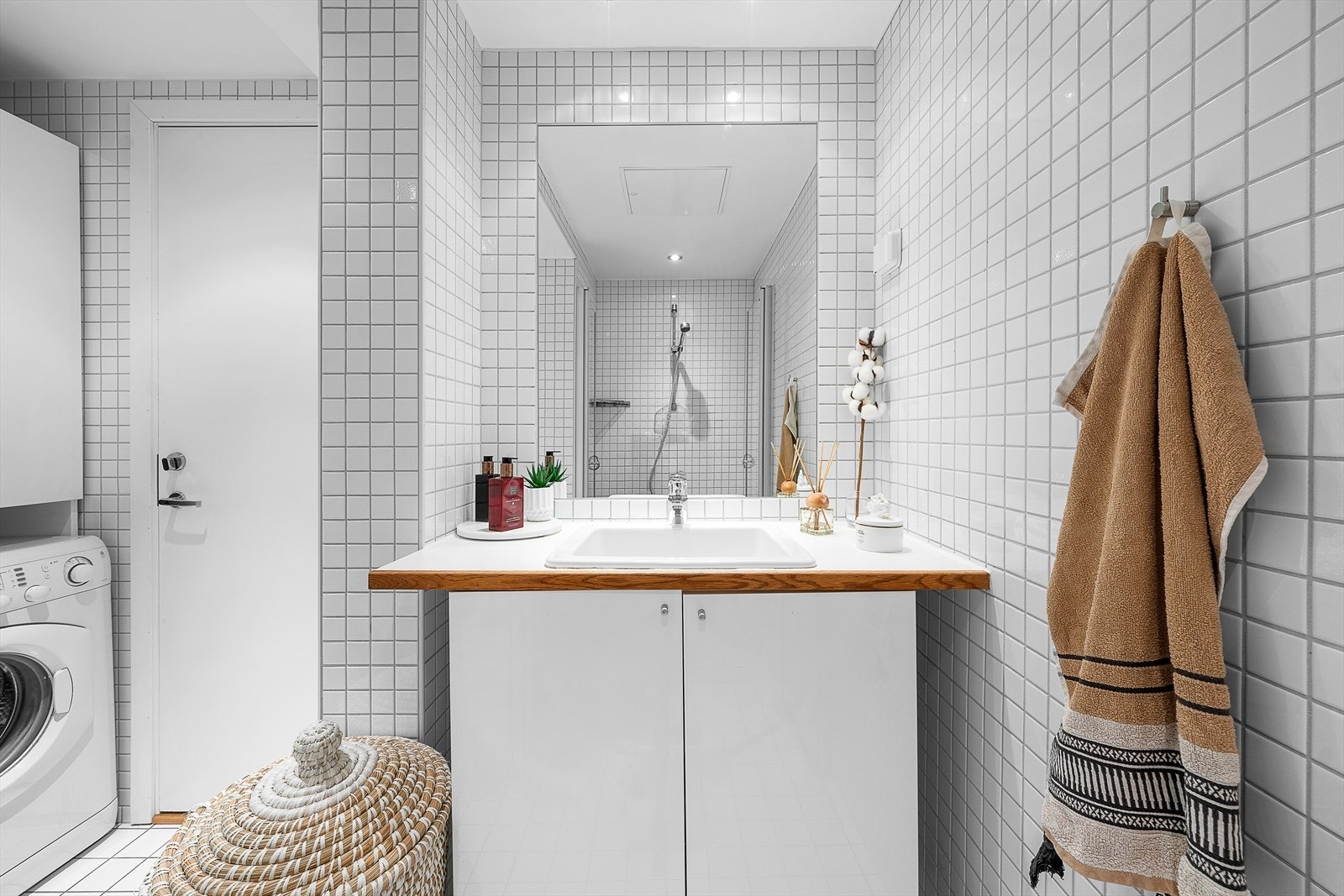 Servantskap med laminat benkeplate og nedfelt servant, innredning med glatte, folierte fronter og heldekkende servant. Galleribilde