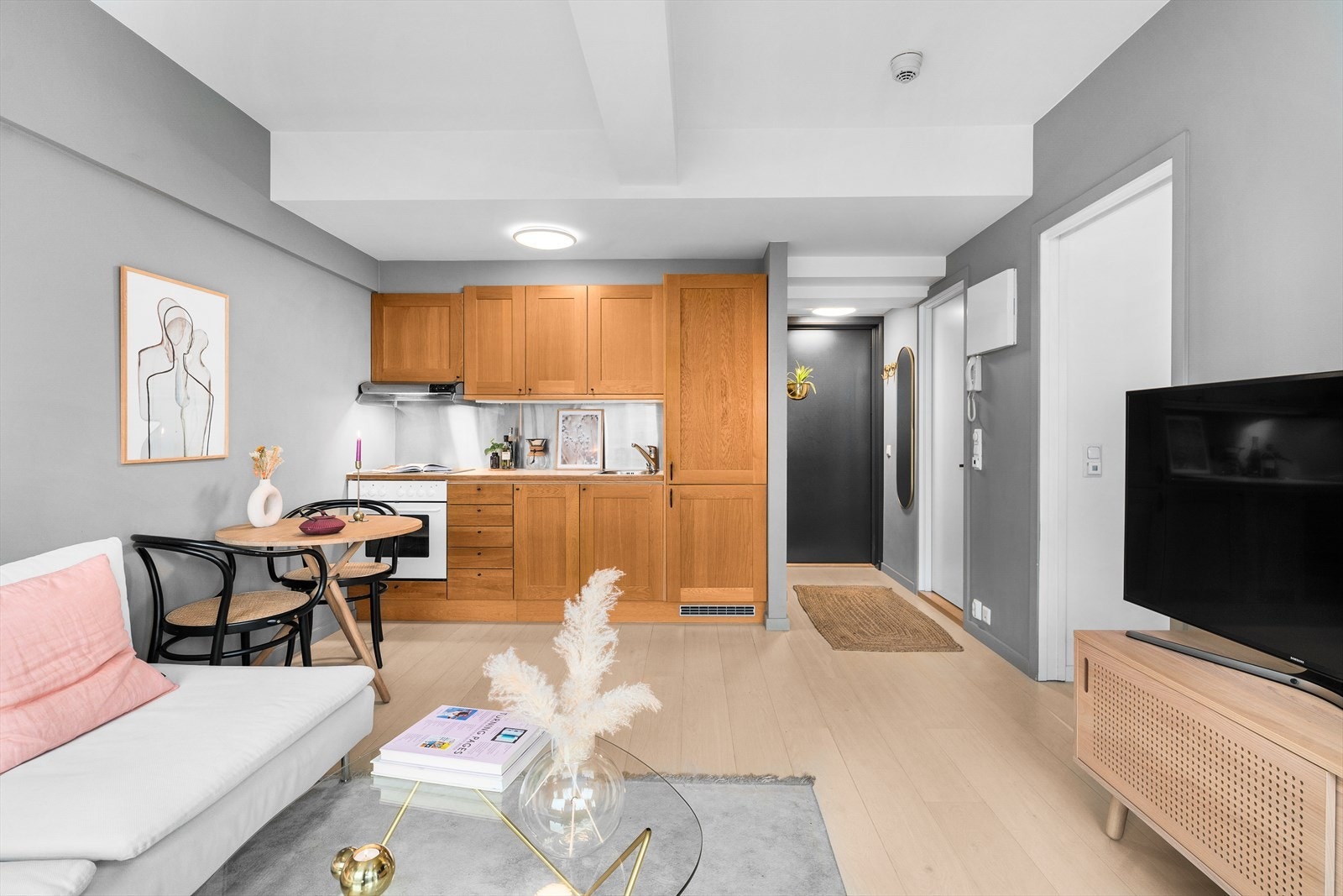Boligen har moderne fargevalg på overflatene og parkett på gulv. Galleribilde