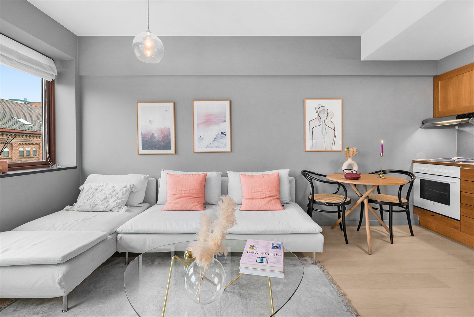 Her er det gode møbleringsmuligheter, med plass til både sofagruppe med tilhørende møblement og tv-seksjon. Galleribilde