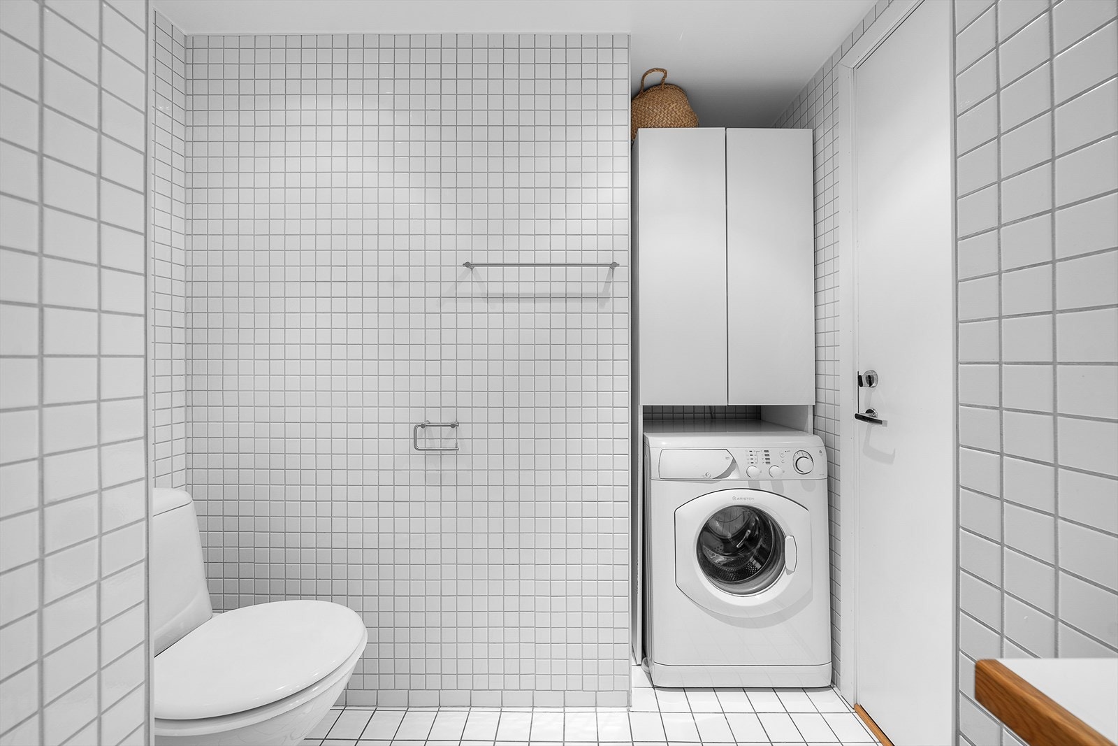 Videre er det opplegg for vaskemaskin på badet med tilhørende overskap. Vaskemaskinen følger også handelen. Galleribilde