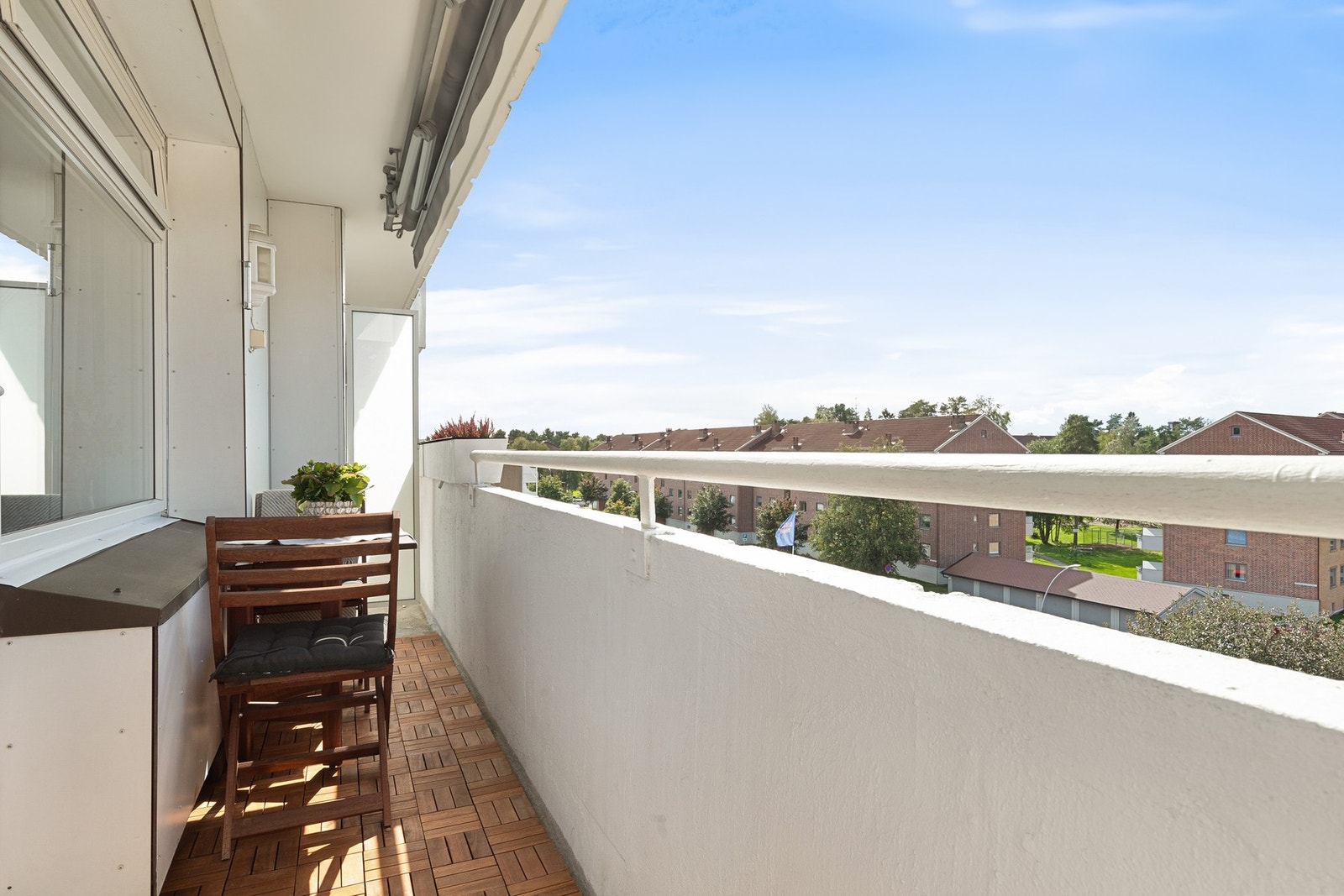 Solen kan nytes fra ca. kl. 14:00 til nesten den går ned i horisonten på sommerstid. Galleribilde