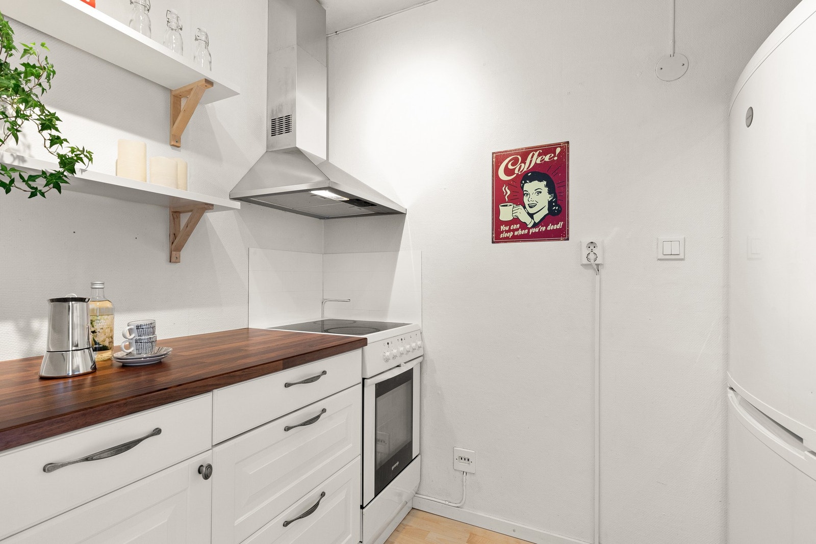 Delvis åpen stue- og kjøkkenløsning med innholdsrik IKEA-kjøkkeninnredning fra 2015. Galleribilde