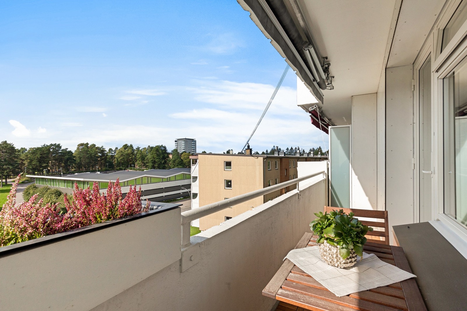 Innred balkongen med utemøbler og beplatning. Montert markise fra 2016/2017. Galleribilde