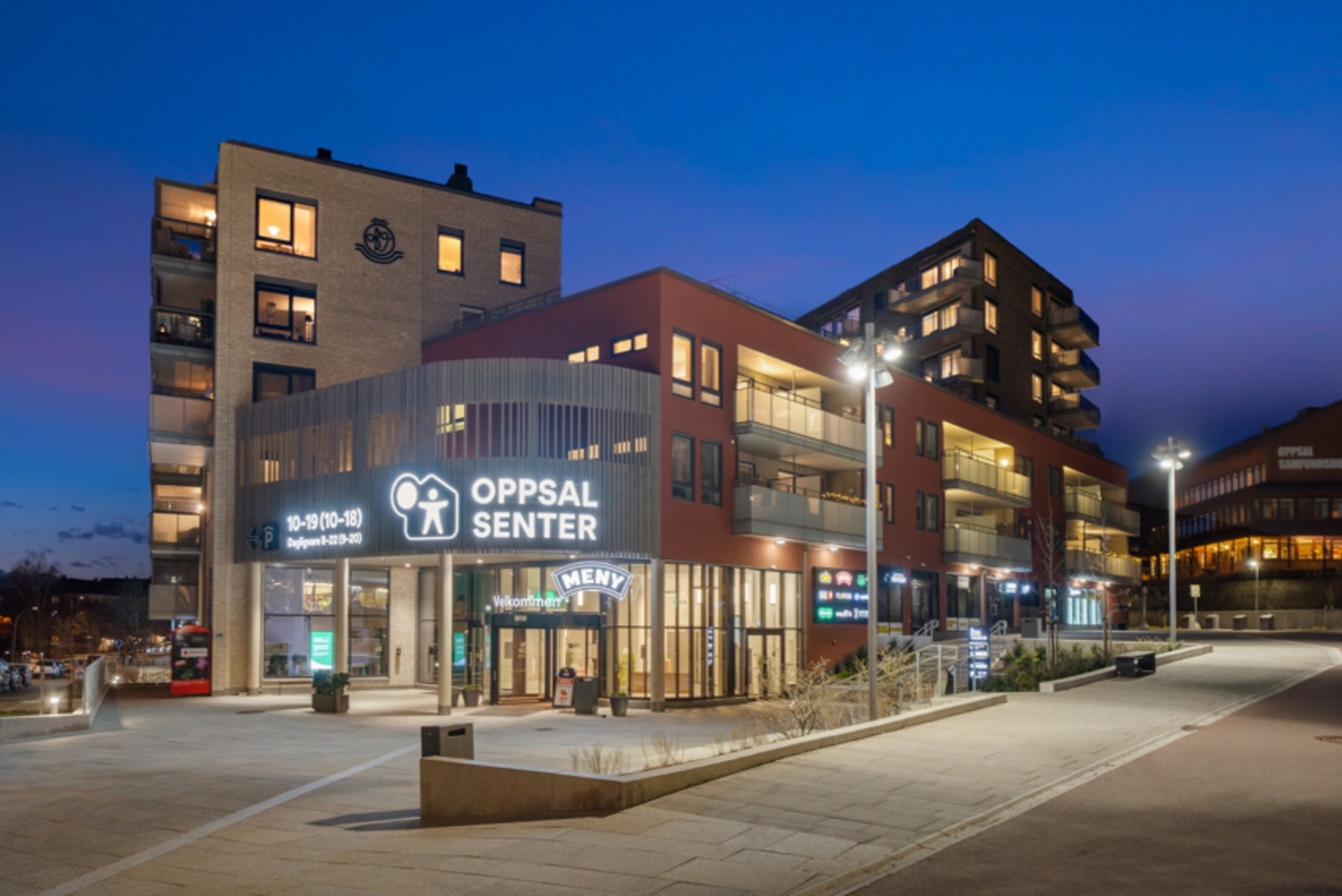 Oppsal senter, som ble ferdigstilt i 2018, er et nærsenter med nye leiligheter, tannlegekontor, apotek, veterinær, legekontor, butikker og spisesteder. Galleribilde