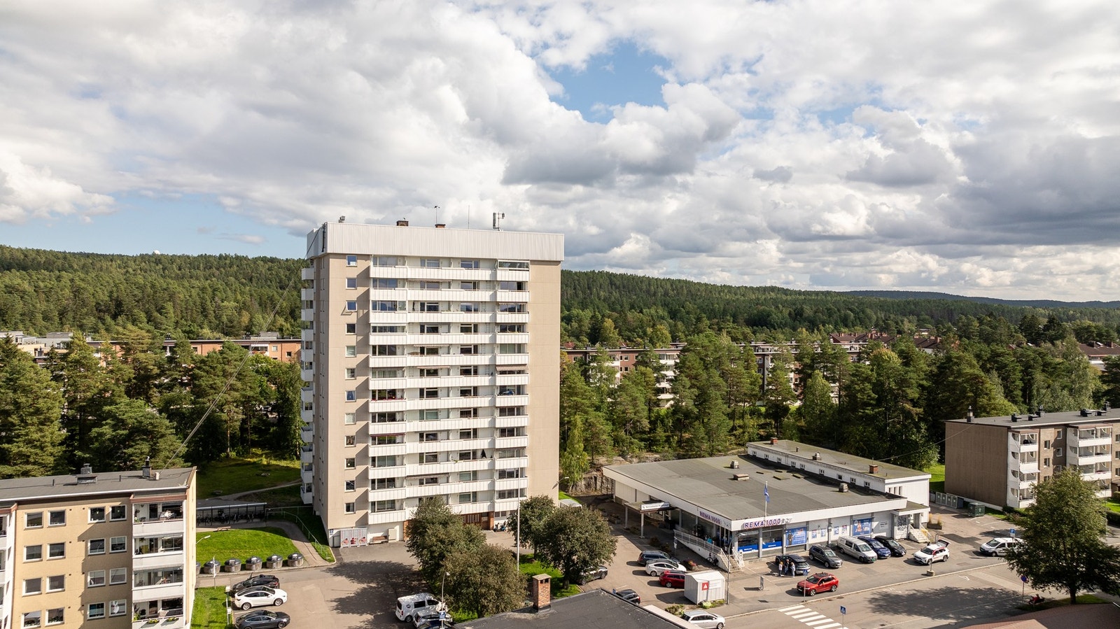 Boligen har en meget sentral og attraktiv beliggenhet i et veletablert boligområde på Oppsal, i bydel Østensjø. Galleribilde