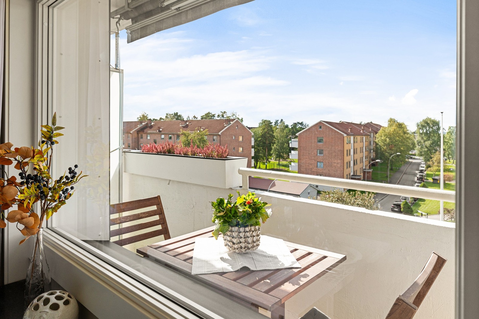 Leiligheten ligger i byggets 5 etasje sett fra forsiden, registrert som 4 etasje. Galleribilde