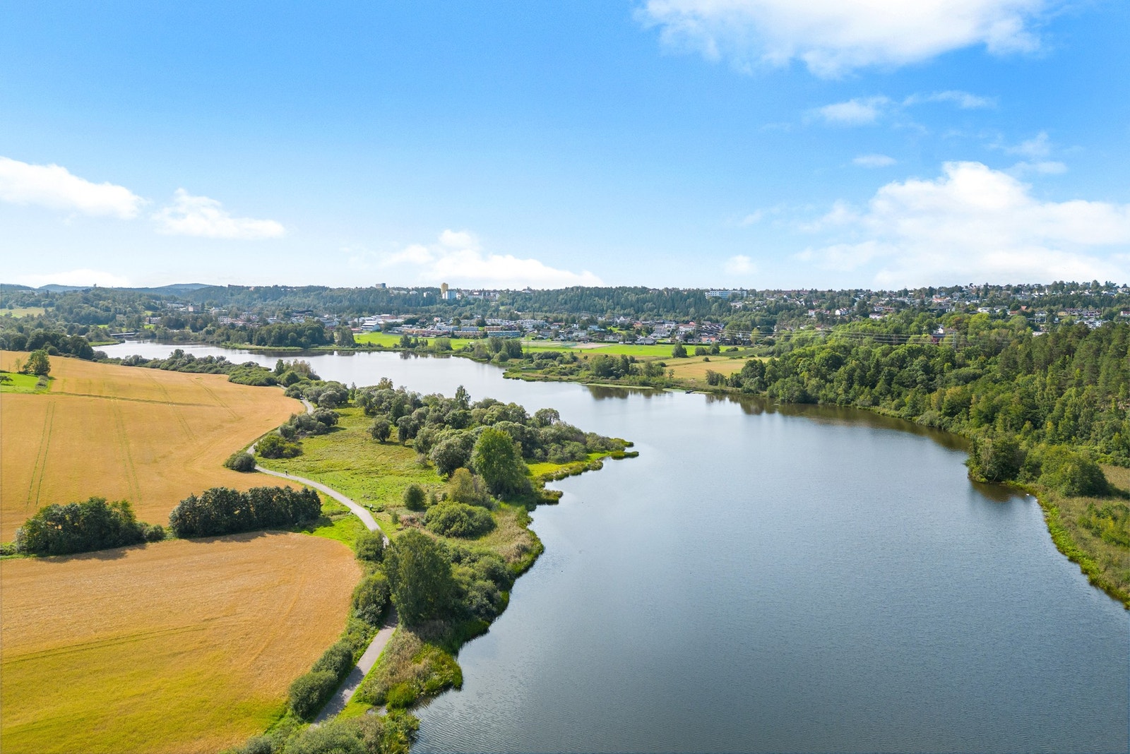 Østensjøvannet er et kjent fuglereservat med vakre turstier og et rikt fugleliv, og er et av bydelens mest populære tur- og rekreasjonsområder. Galleribilde