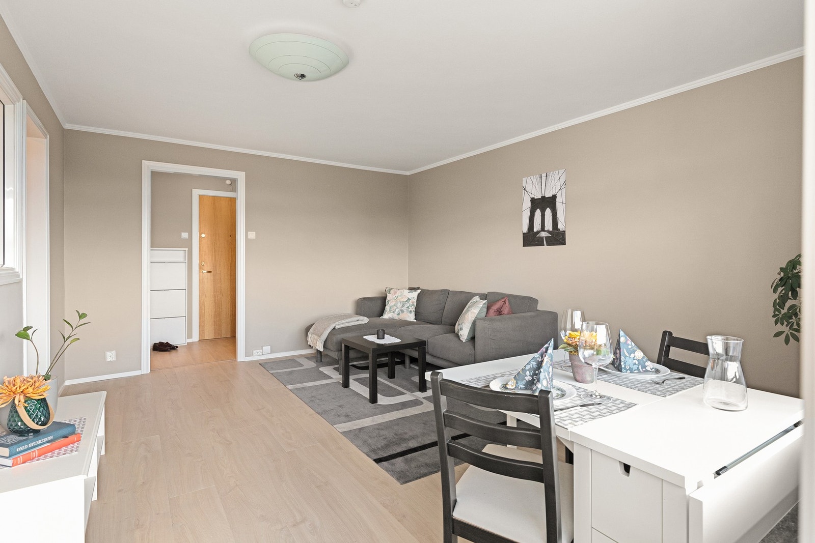 Plass til å innrede stue med sofagruppe og spisestue. Galleribilde