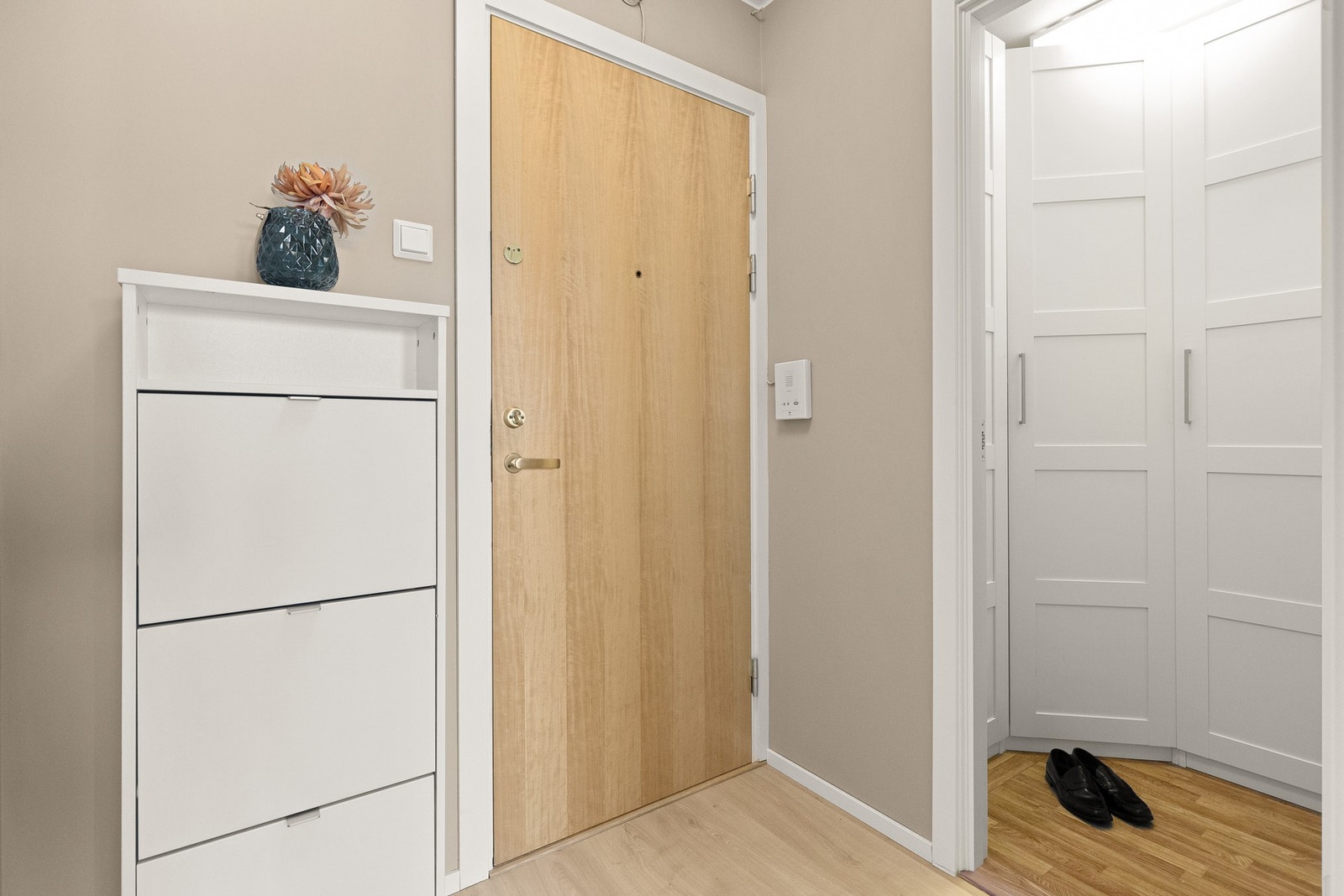 Bred, praktisk entré/gang med tilgang til bod. Her har man stort garderobeskap i hjørne som garantert vil gjøre hverdagen din enklere. Galleribilde