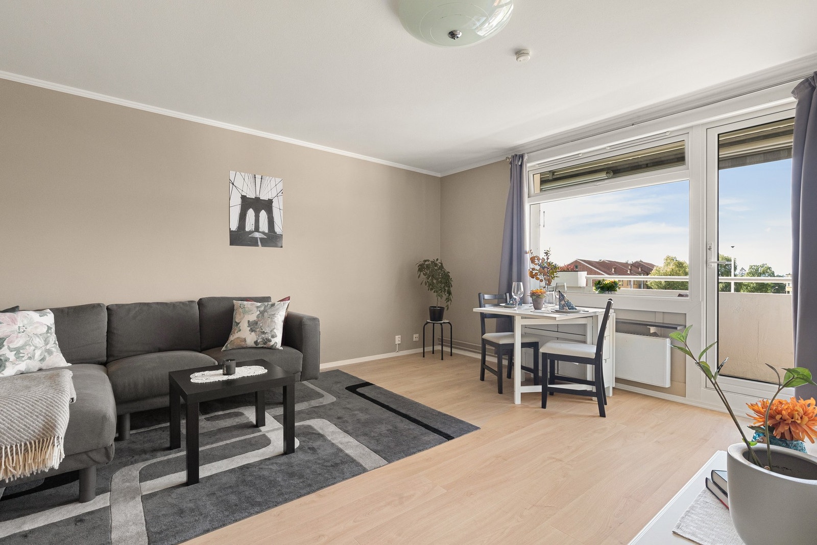 Varmtvann og fyring er inkludert i fellesutgiftene. Vinduer og balkongdør var nytt i 2017. Galleribilde