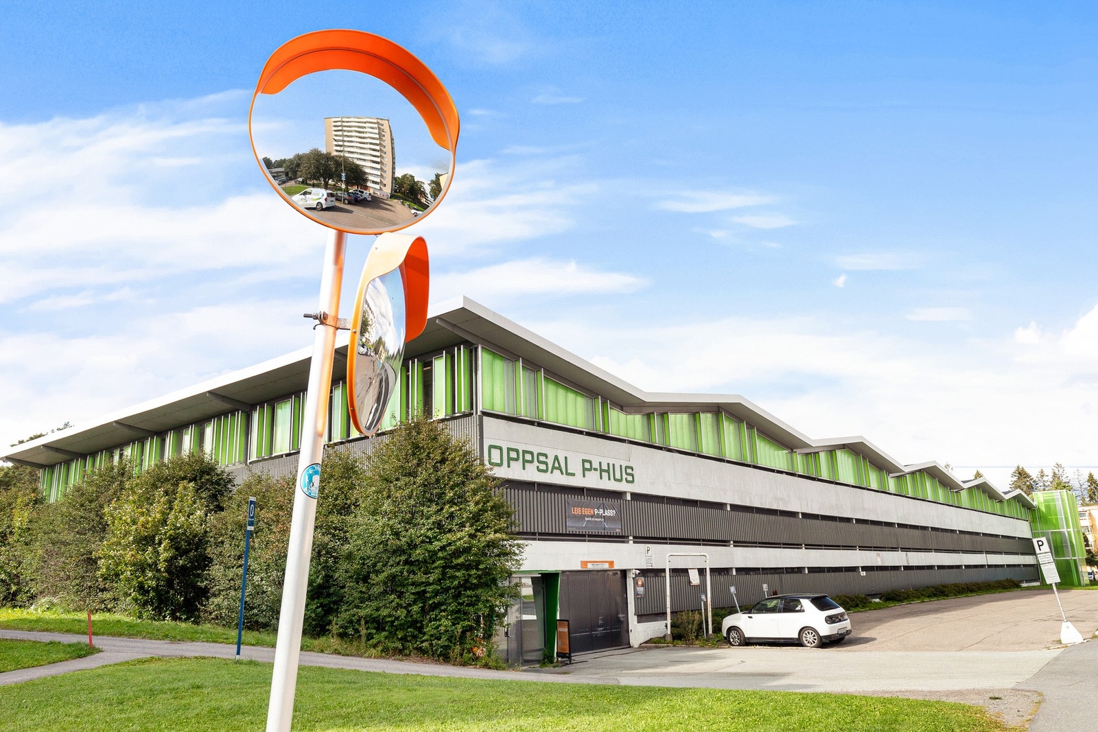 Oppsal P-hus med "fri flyt" parkering som administreres av Onepark. Borettslaget har også p-plasser til leie etter venteliste. Galleribilde