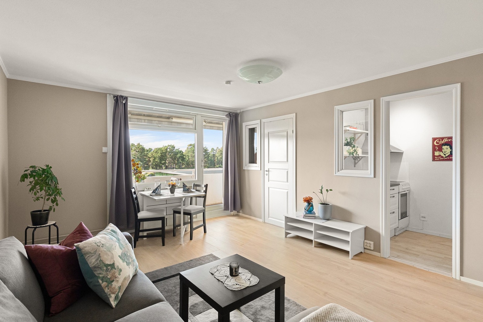 Leiligheten har nylig blitt oppusset, med nye gulv lagt i flere rom, flere oppfriskede overflater, enkelte nye dører og karmer har blitt skiftet. Galleribilde