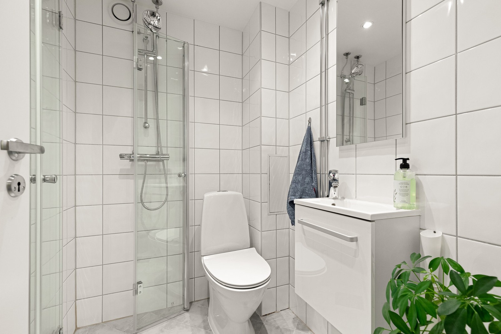 Innbydende flislagt baderom, oppusset i regi av borettslaget i 2009. Galleribilde