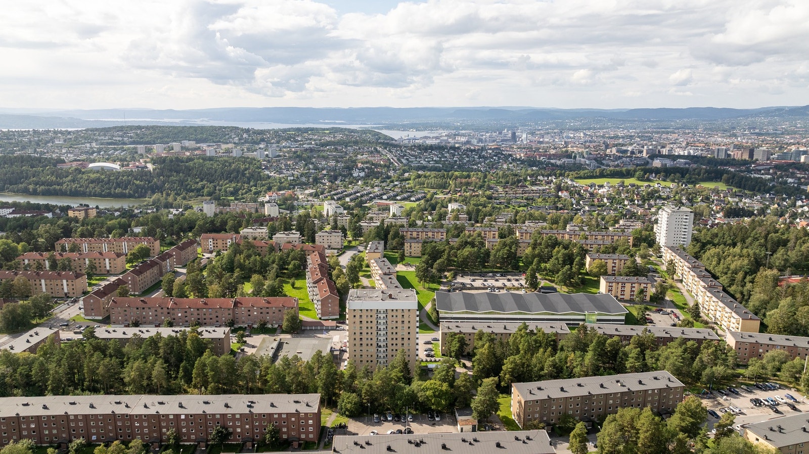 Området tilbyr enkel tilgang til skoler, barnehager, og offentlig kommunikasjon, samt et bredt utvalg av fasiliteter og servicetilbud på Oppsal, Tveita og Bryn senter. Galleribilde