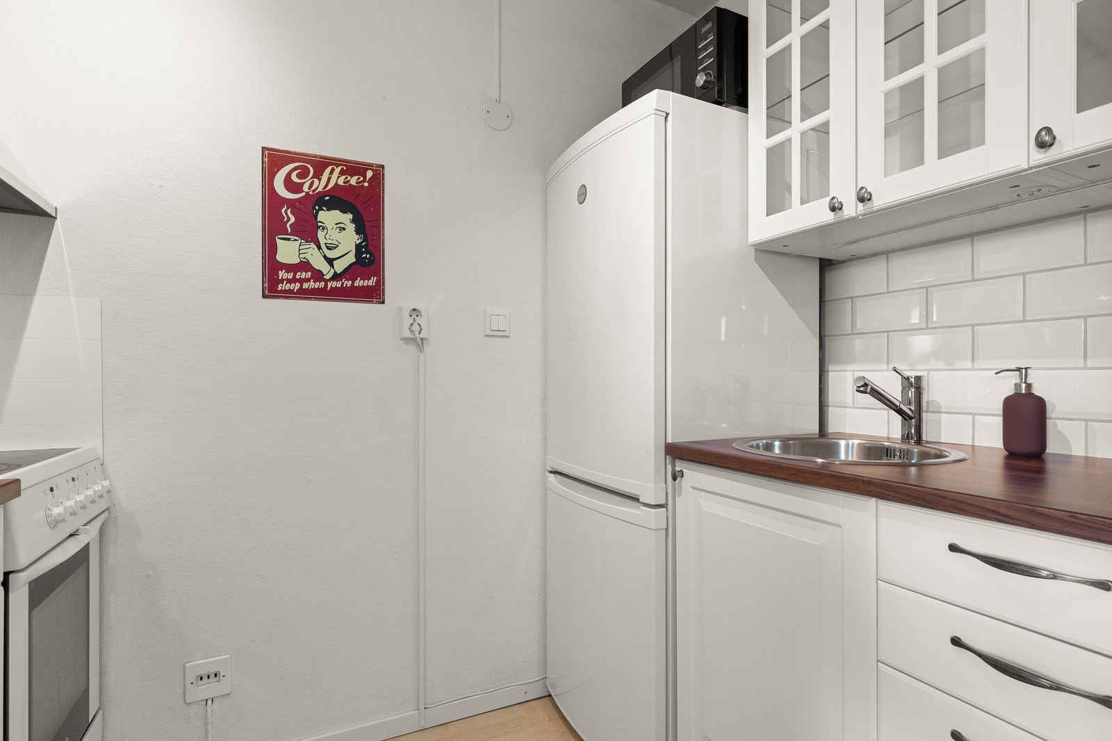 Laminat benkeplate med nedfelt vask i rustfritt stål, installert i 2016. Det er avsatt plass til frittstående komfyr og kjøleskap som kan medfølge om ønskelig. Galleribilde