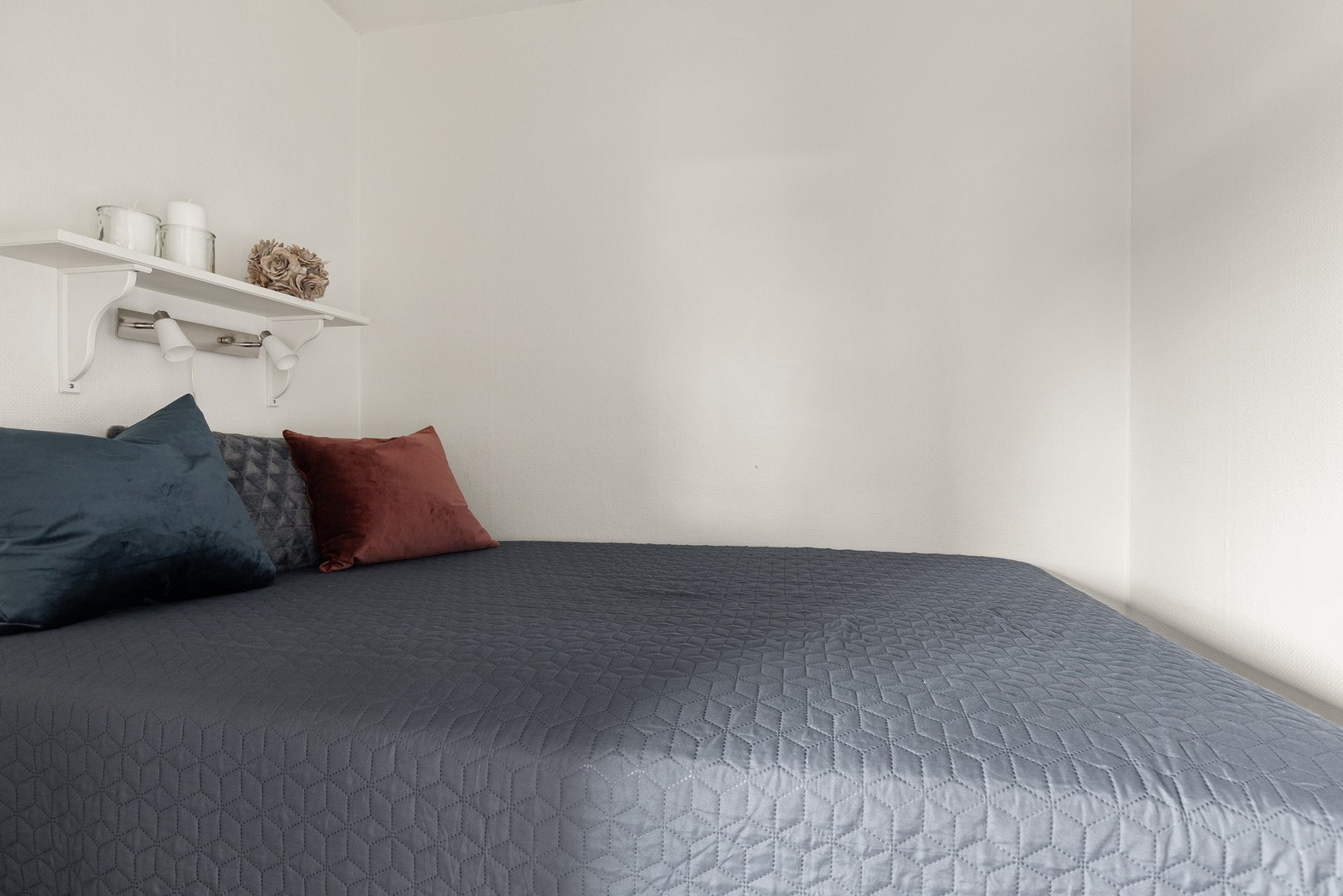 Innredet rom/sovealkove med plass til seng og etablering av ytterligere oppbevaring. Galleribilde