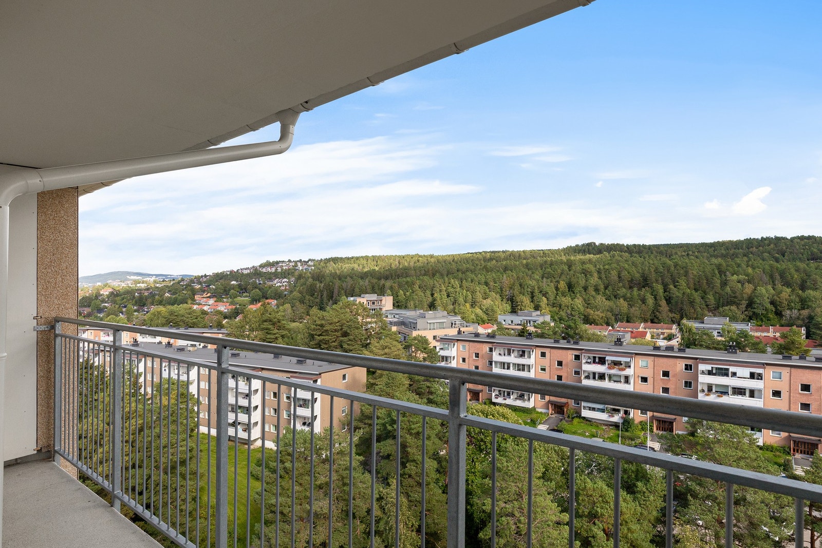 Felles balkong med nydelig utsikt mot Østmarka. Galleribilde