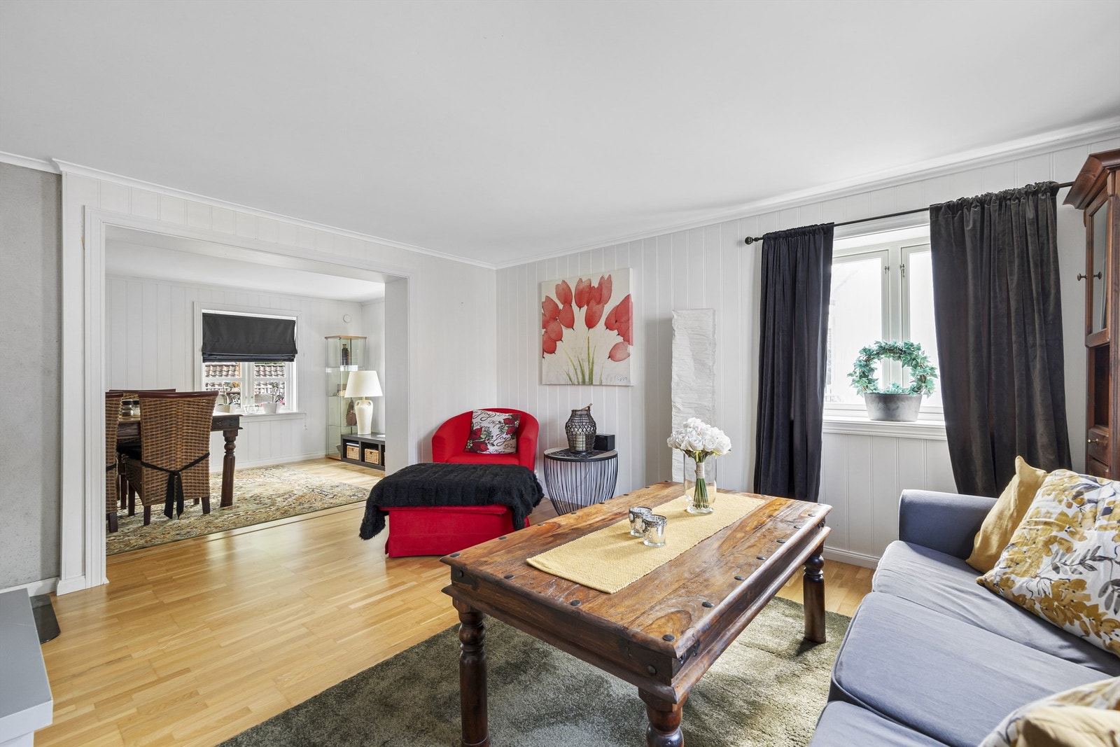 TV-stue med åpen løsning til kjøkken og spisestue Galleribilde