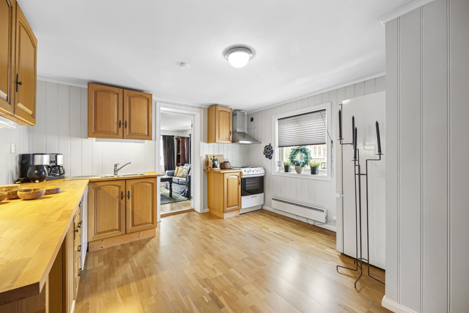 Kjøkken i heltre med stor plass Galleribilde