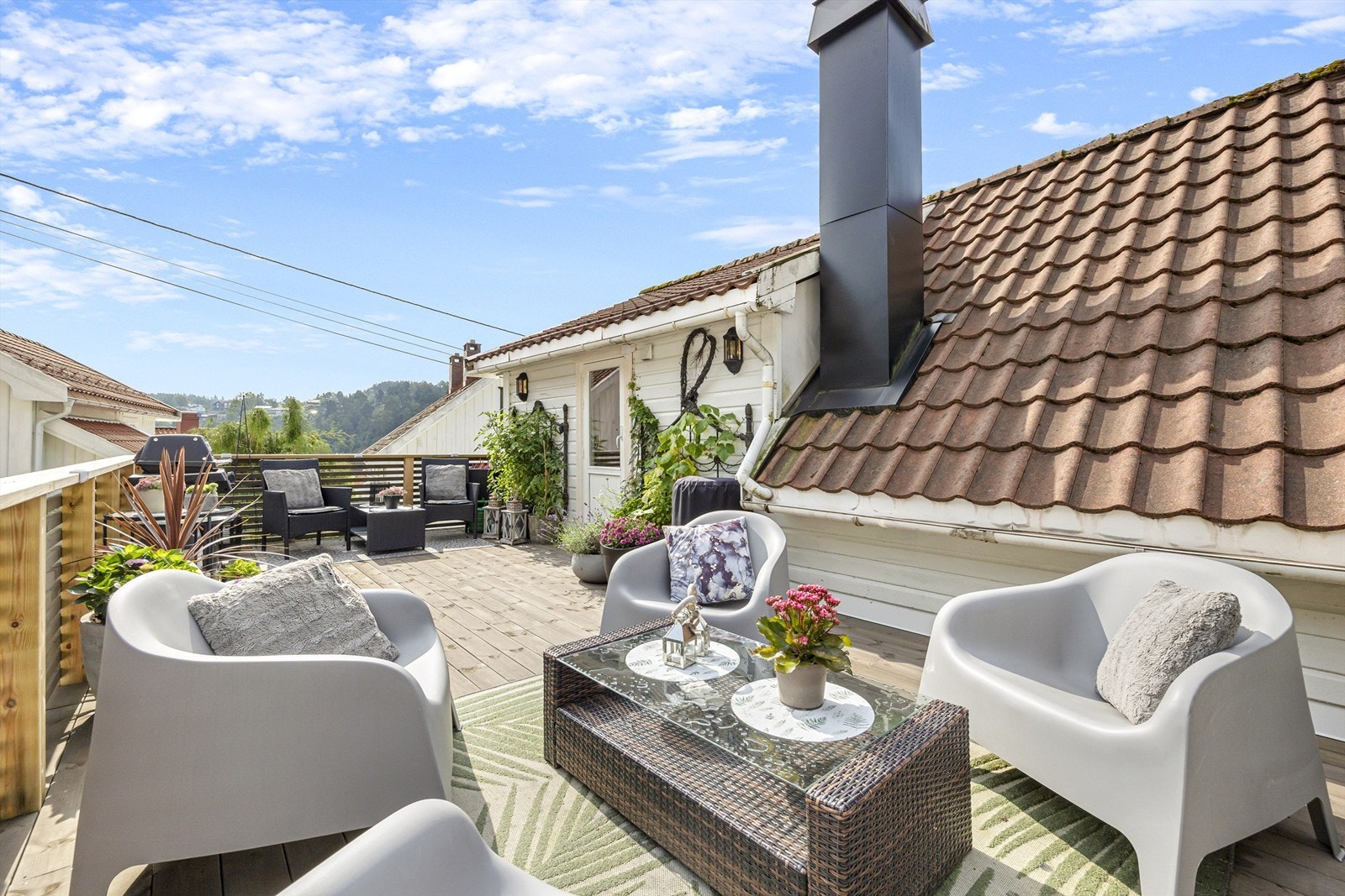 Stor takterrasse med sol fra tidlig morgen til ca. kl. 19:00 midtsommers Galleribilde