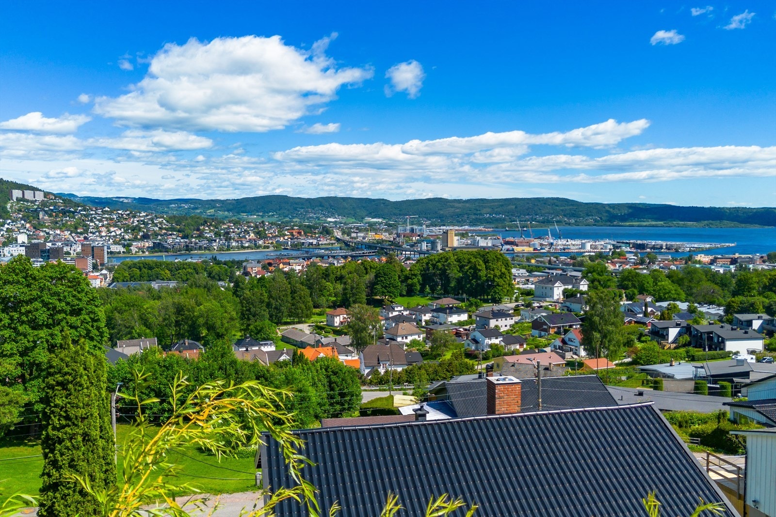 Her har du flott utsikt over Drammen by og fjorden Galleribilde