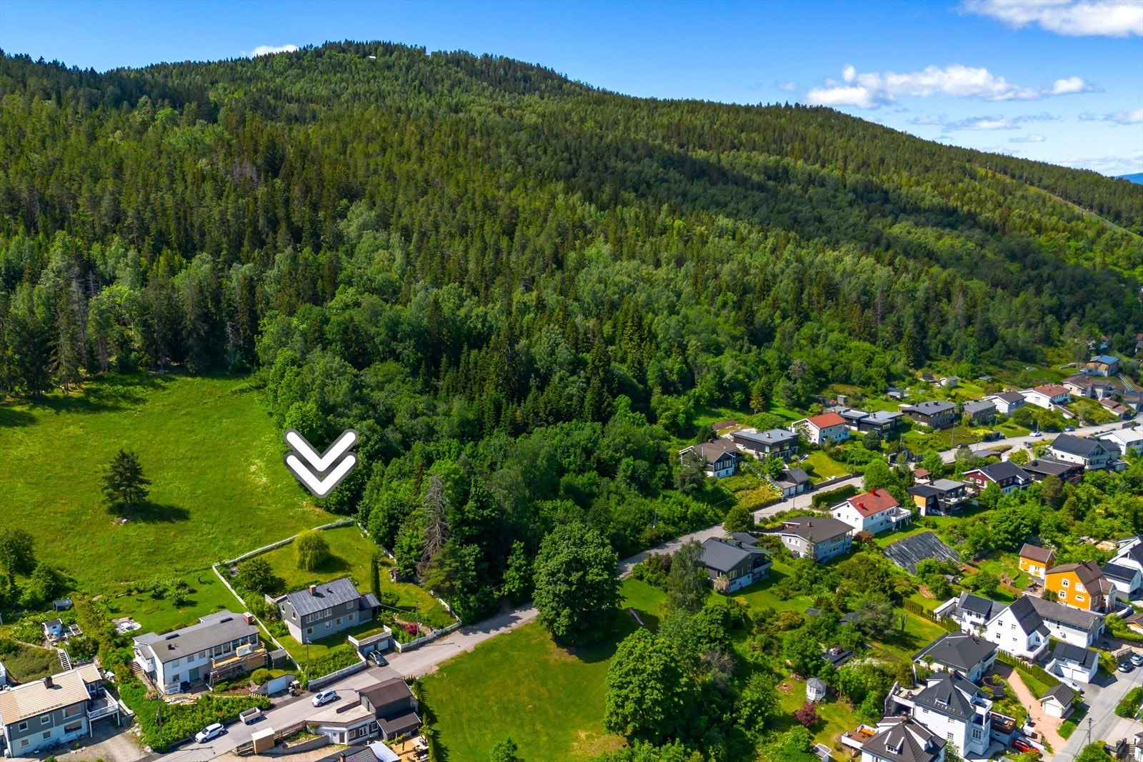 Tomten grenser til offentlig friområder regulert til "Grønnstruktur" og "LNFR-areal" Galleribilde