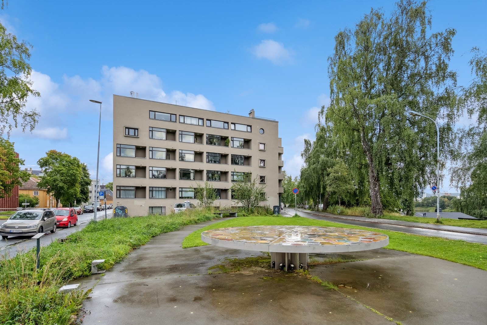 Til tross for en svært sentral beliggenhet så ligger leiligheten i et skjermet og rolig område med lite gjennomgående trafikk. Galleribilde