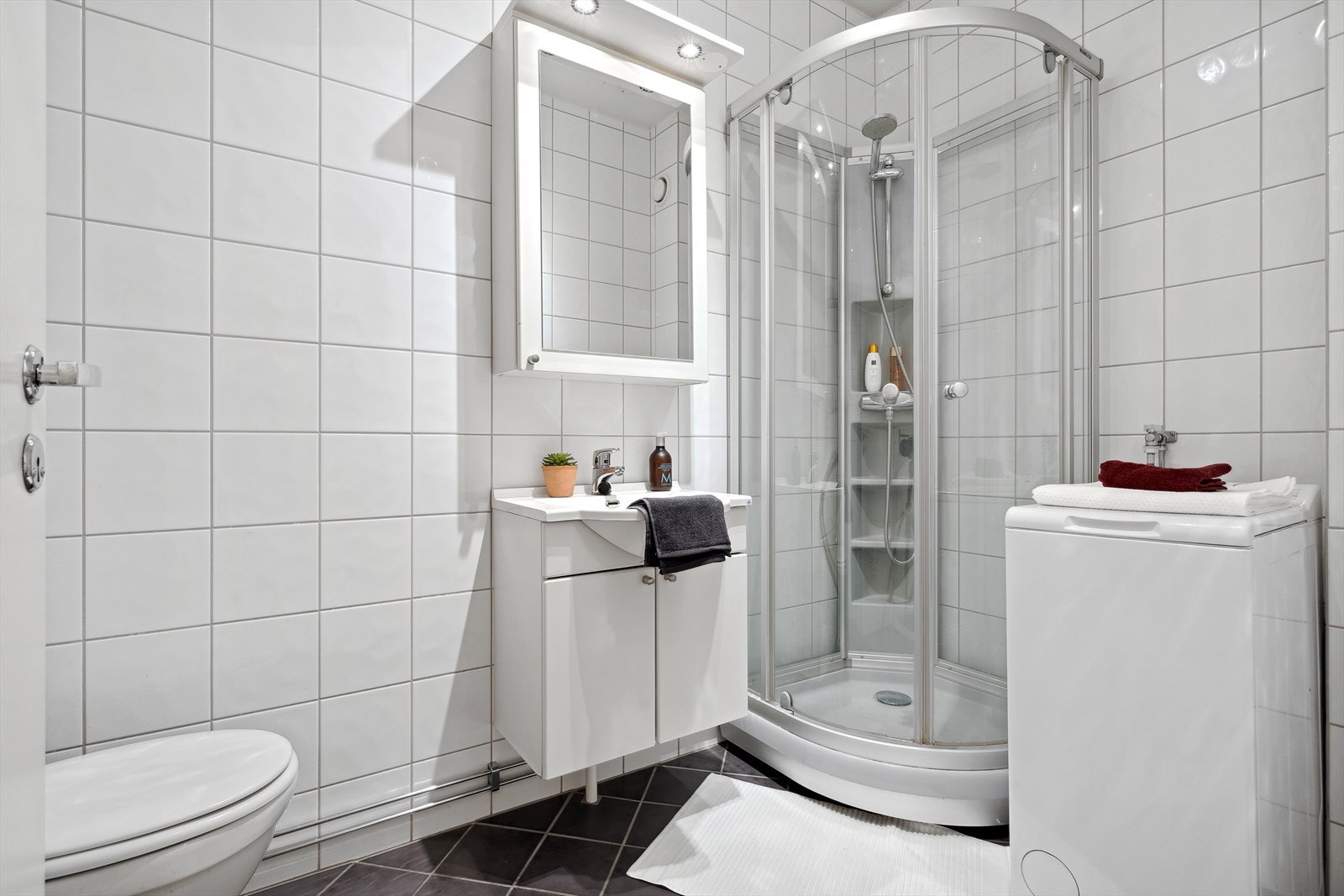 Badet er på 4,5m² og byr på behagelig gulvvarme, samt opplegg til vaskemaskin. Galleribilde