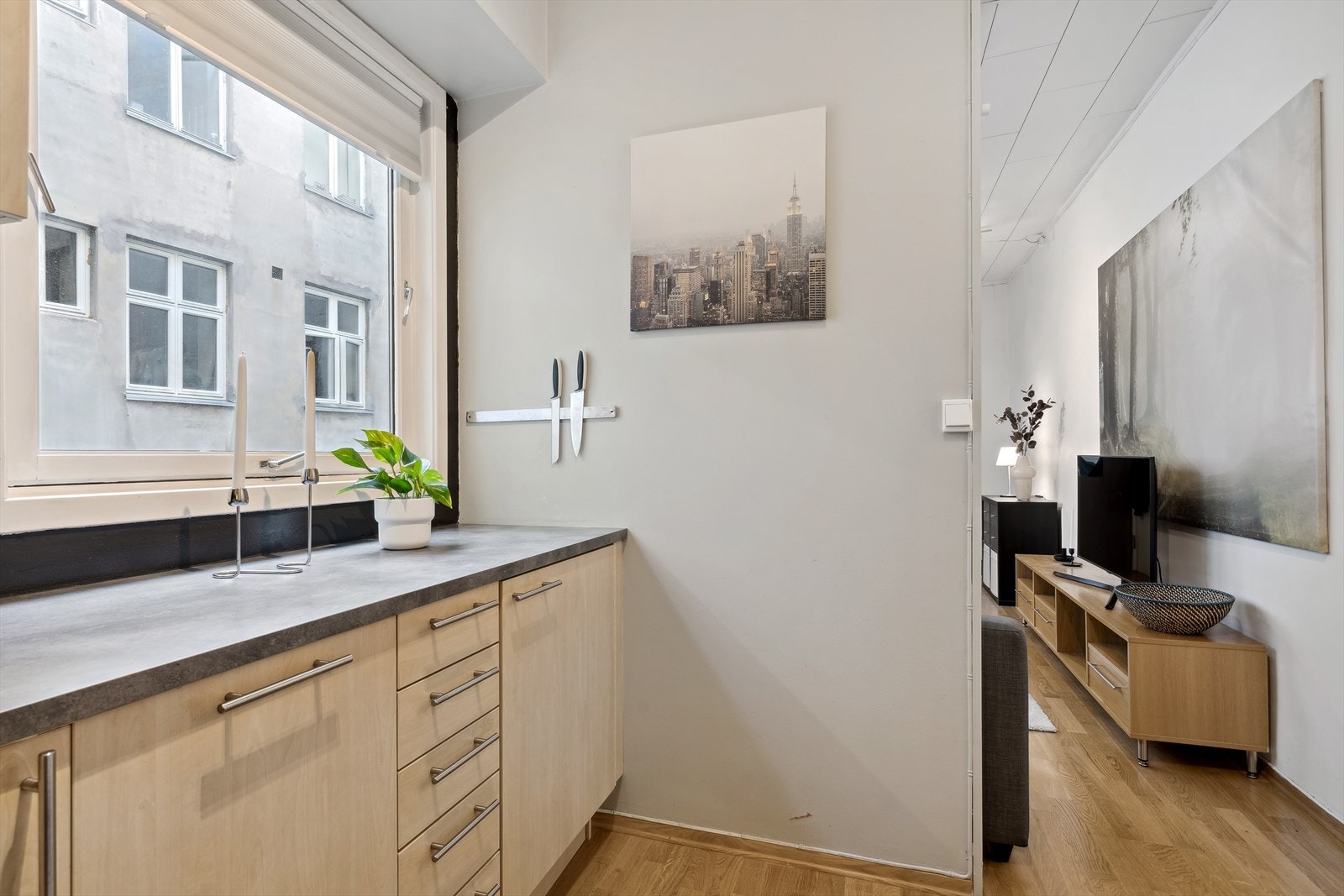 Leiligheten har rikelig med naturlig lysinnslipp gjennom store vindusflater som i kombinasjon med den rause takhøyden gir en luftig atmosfære. Galleribilde