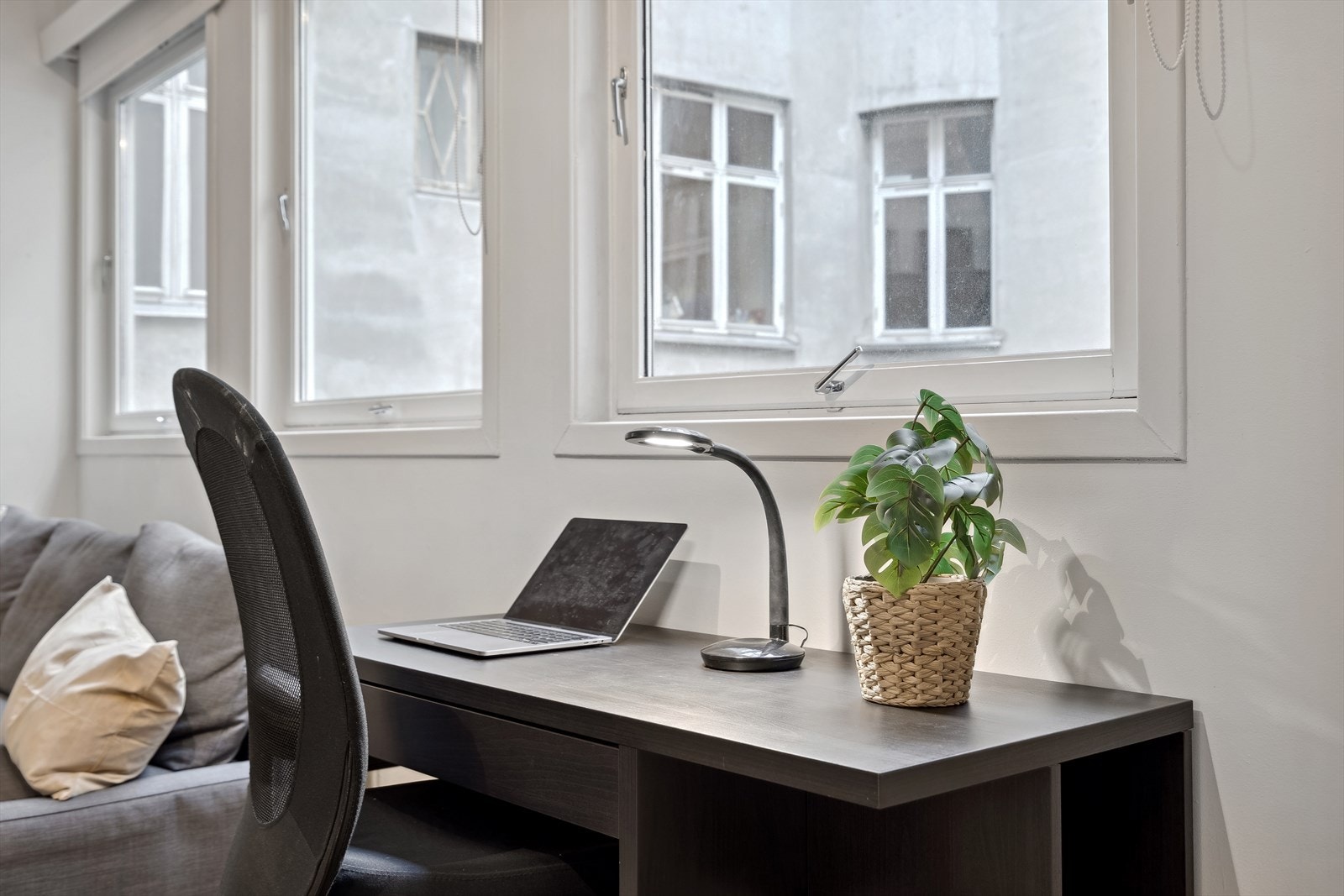 Felleskostnadene er på 2 685,- per mnd. og dekker blant annet oppvarming med fjernvarme, kabel-tv, internett og felles byggforsikring. Galleribilde