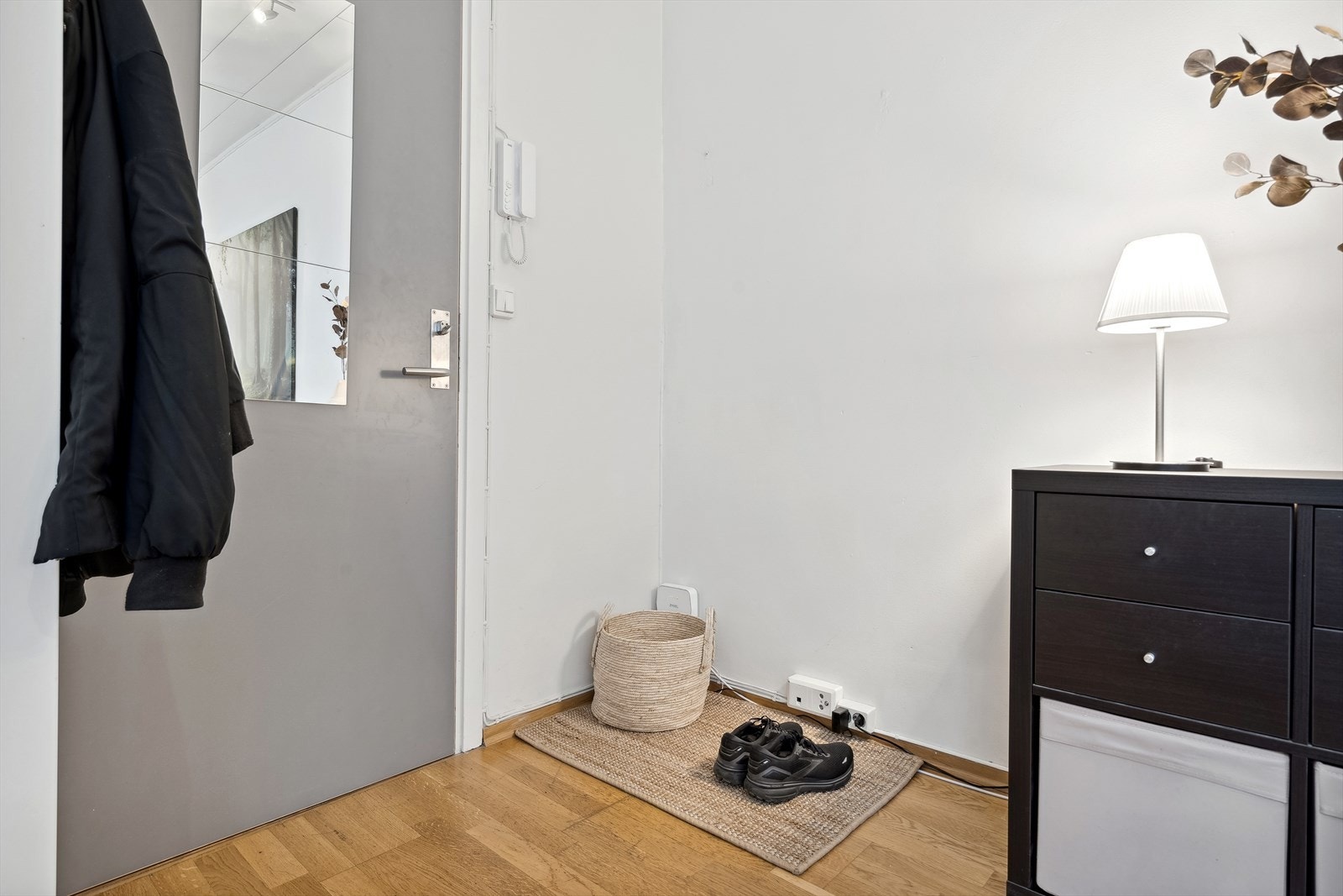 Det er boligsoneparkering i området gjennom Trondheim kommune. Dette koster ca. 727kr per mnd. Galleribilde
