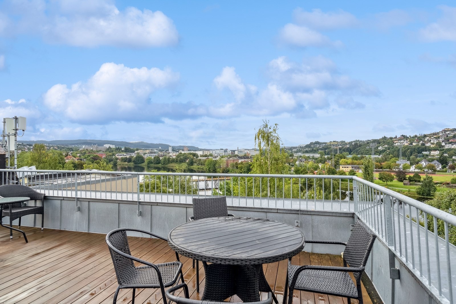 Sameiet har en felles takterrasse med fantastiske solforhold fra morgen til kveld som fritt kan benyttes av alle beboere. Galleribilde
