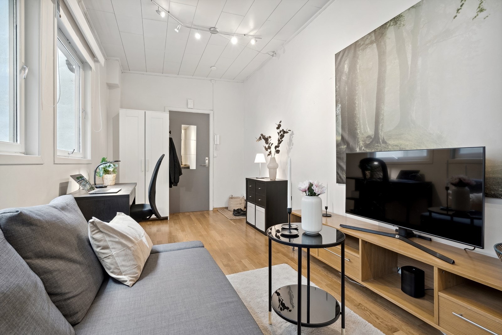 Leiligheten byr på flere møbleringsmuligheter hvor du kan få plass til både seng og sofahjørne, evt. hjemmekontor. Galleribilde