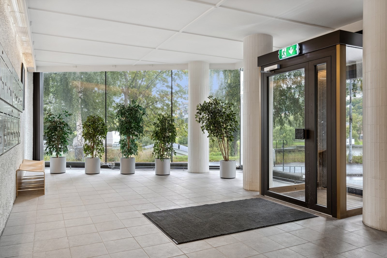 Meget fint inngangsparti med felles postkasse stativ. Galleribilde